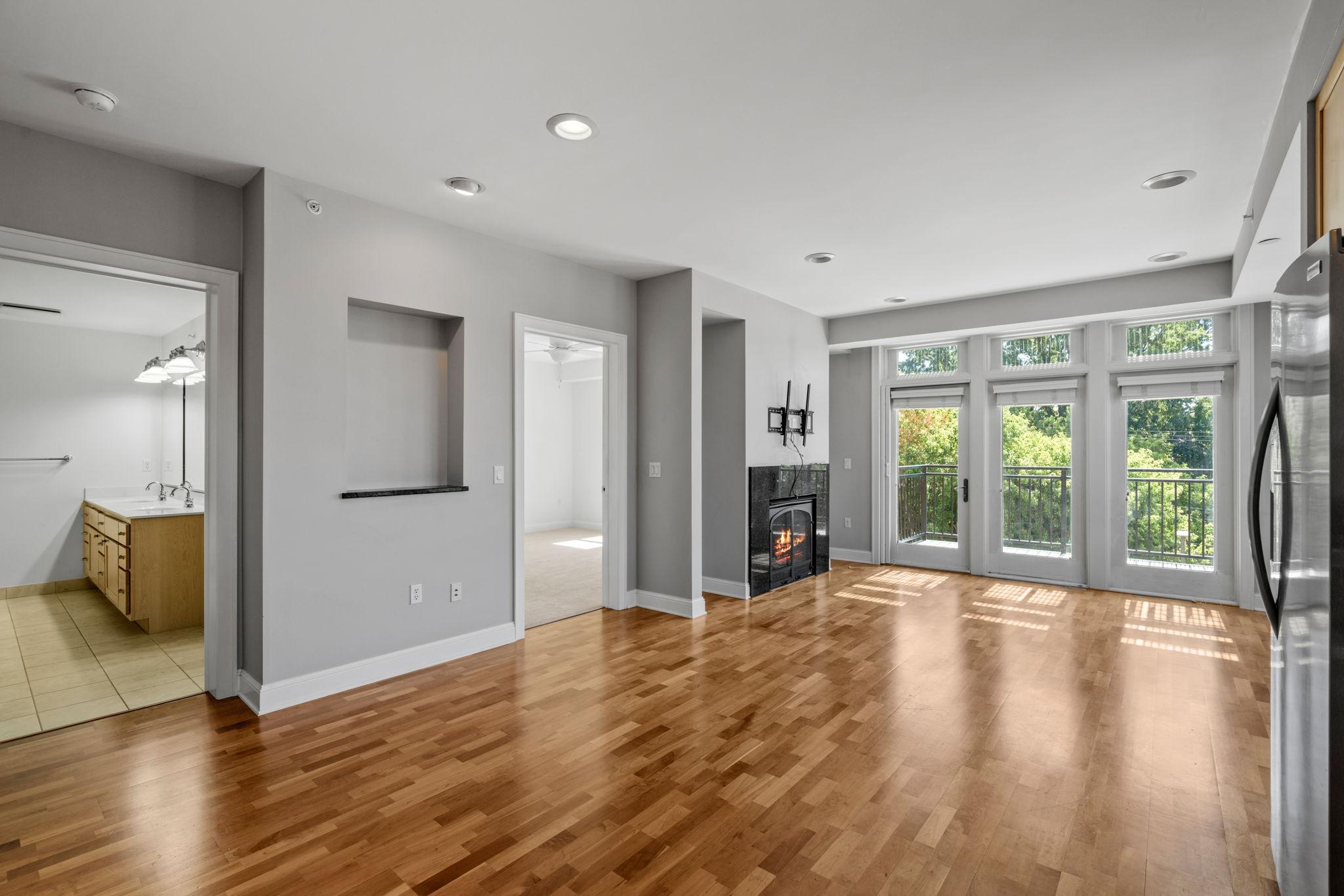 1060 Grand Avenue Unit: 300