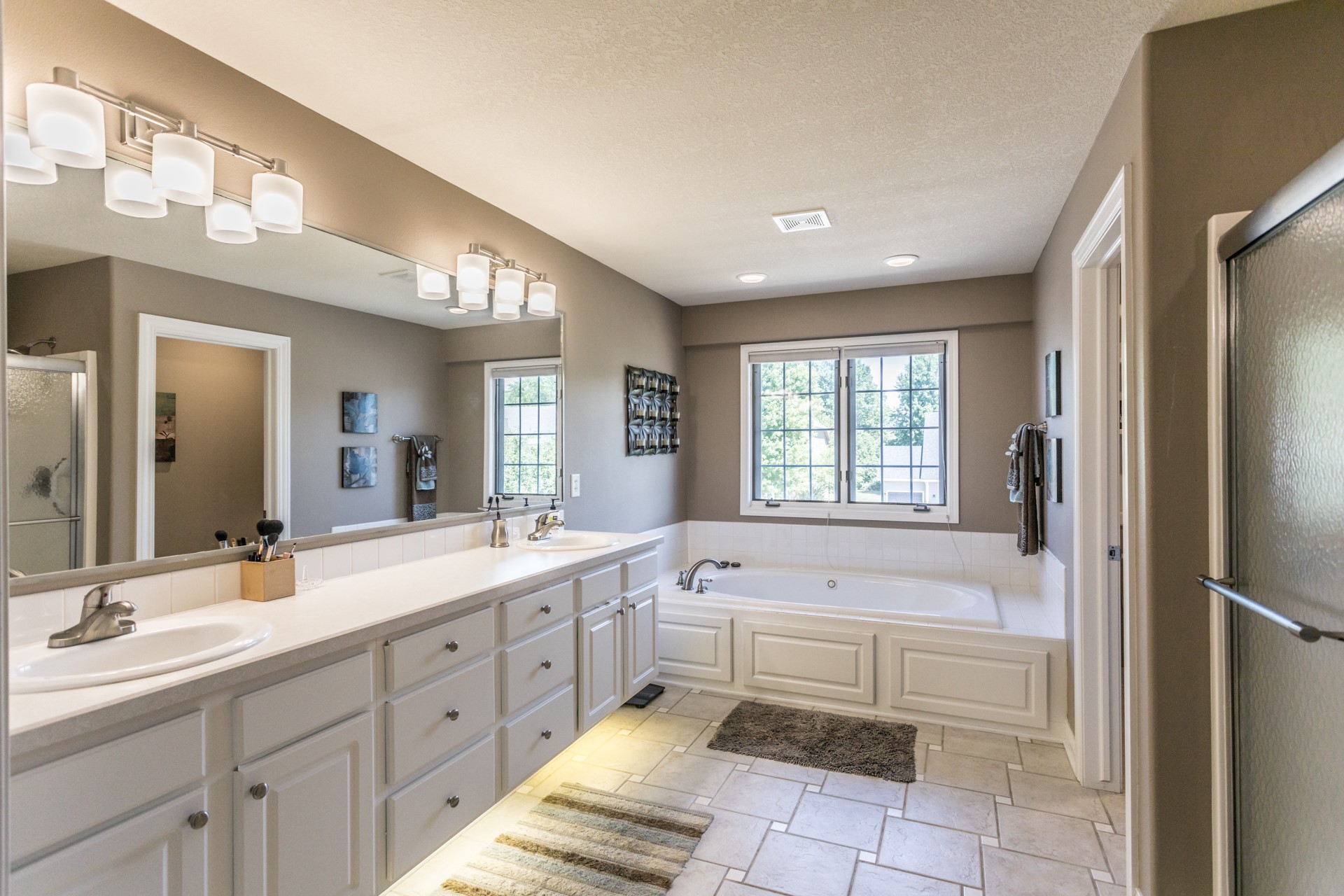 800 SE Plumwood Lane