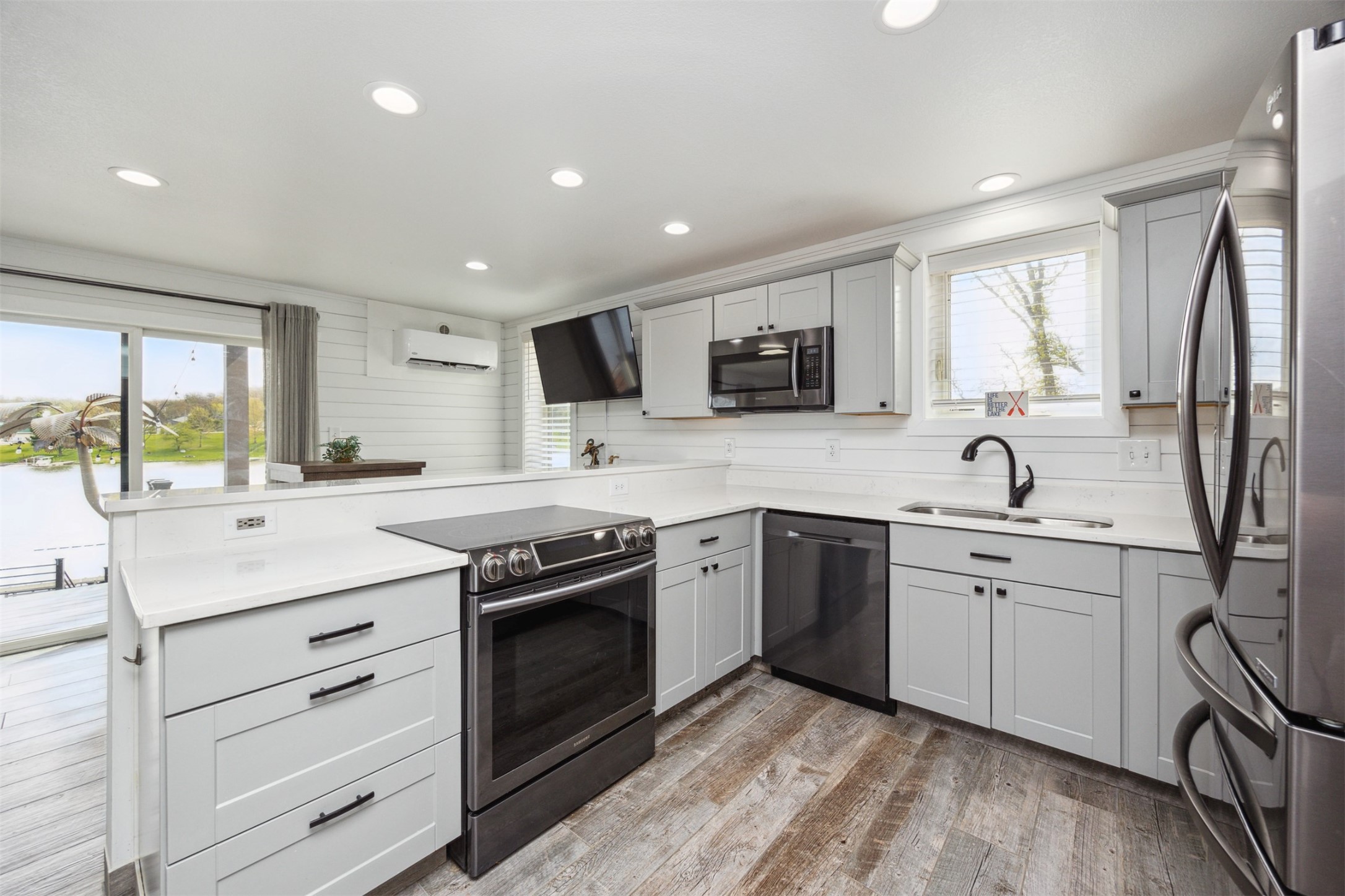 8350 Lakeshore Drive