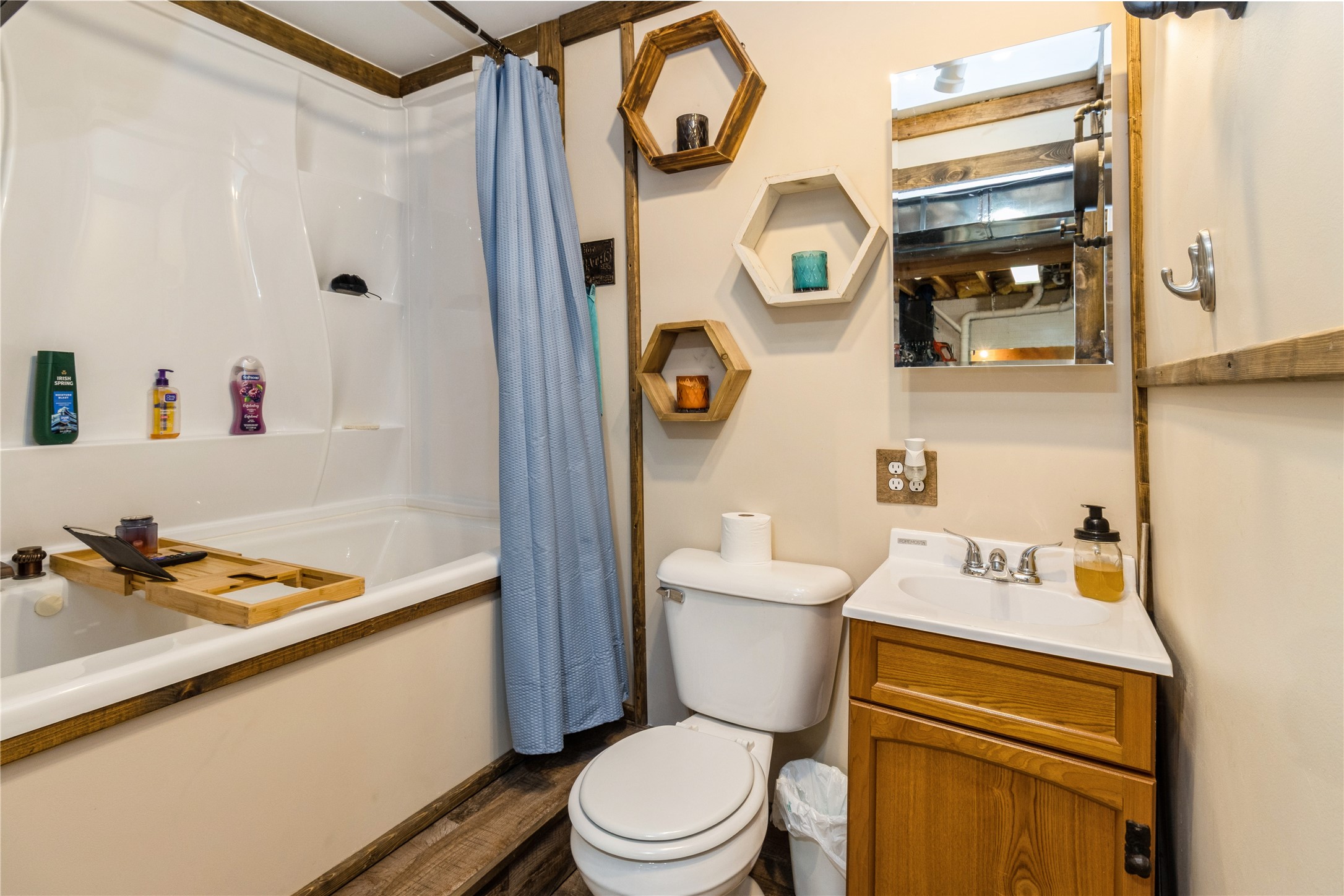 302 W 18th Place