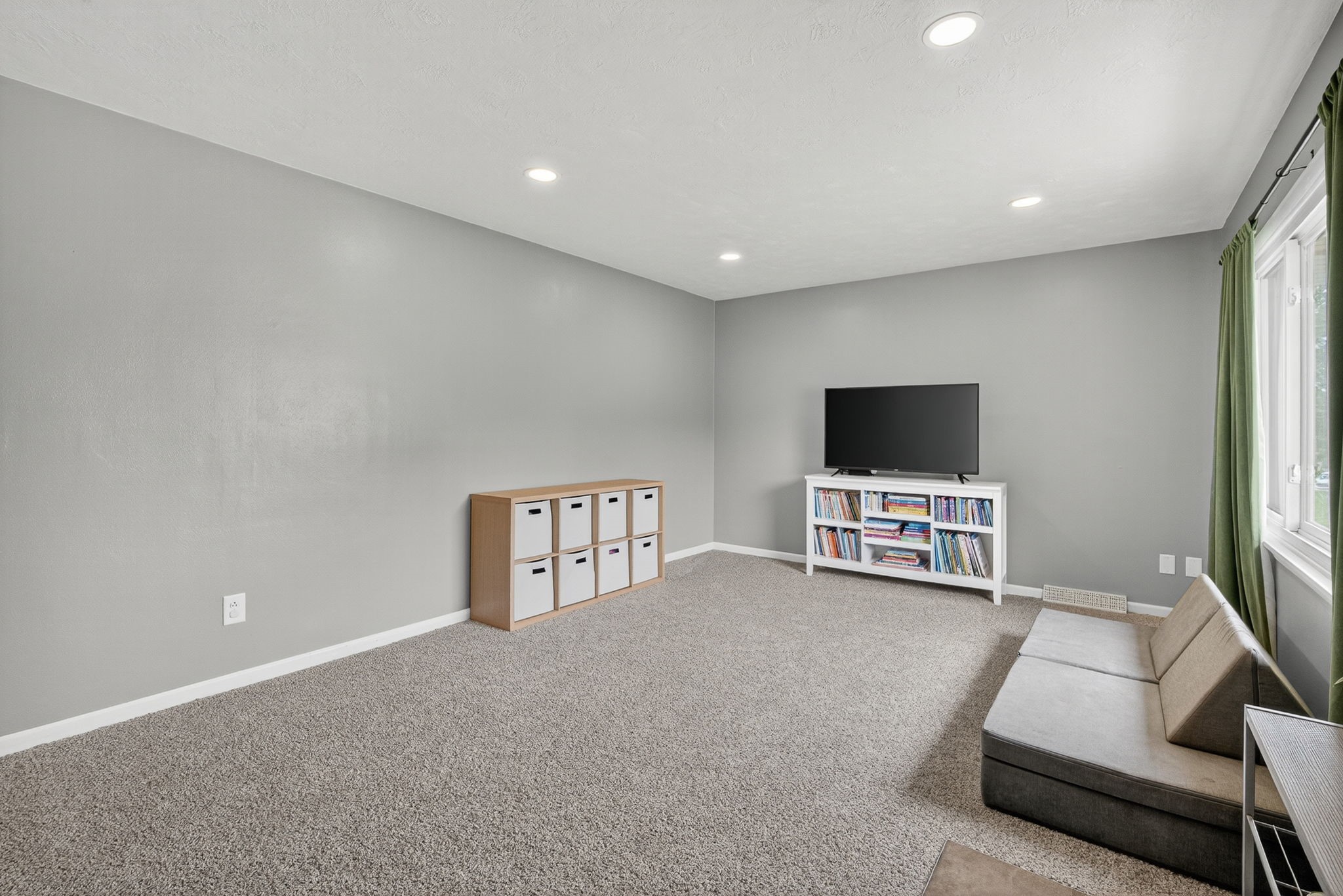 4825 Hillcrest Drive
