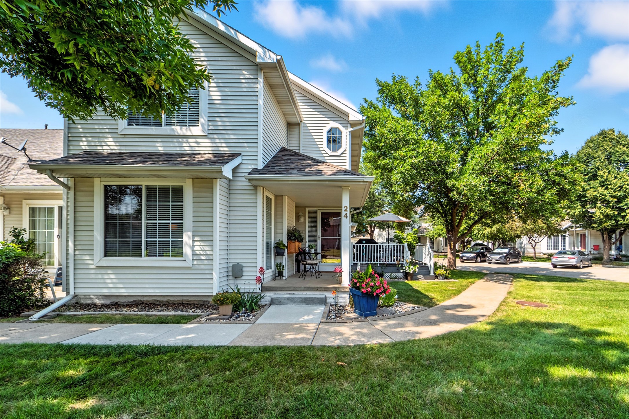 555 SE Laurel Street 24