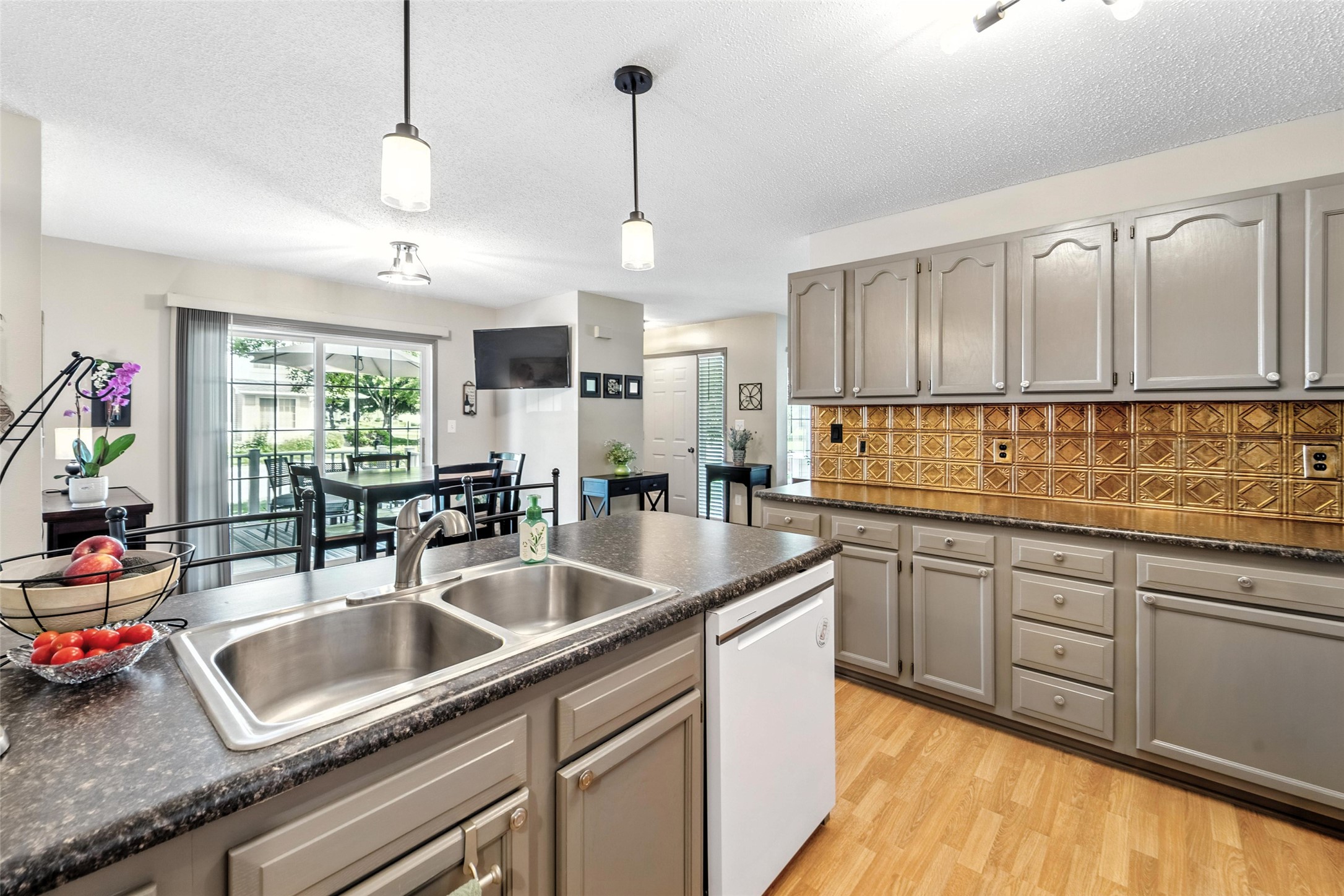 555 SE Laurel Street 24