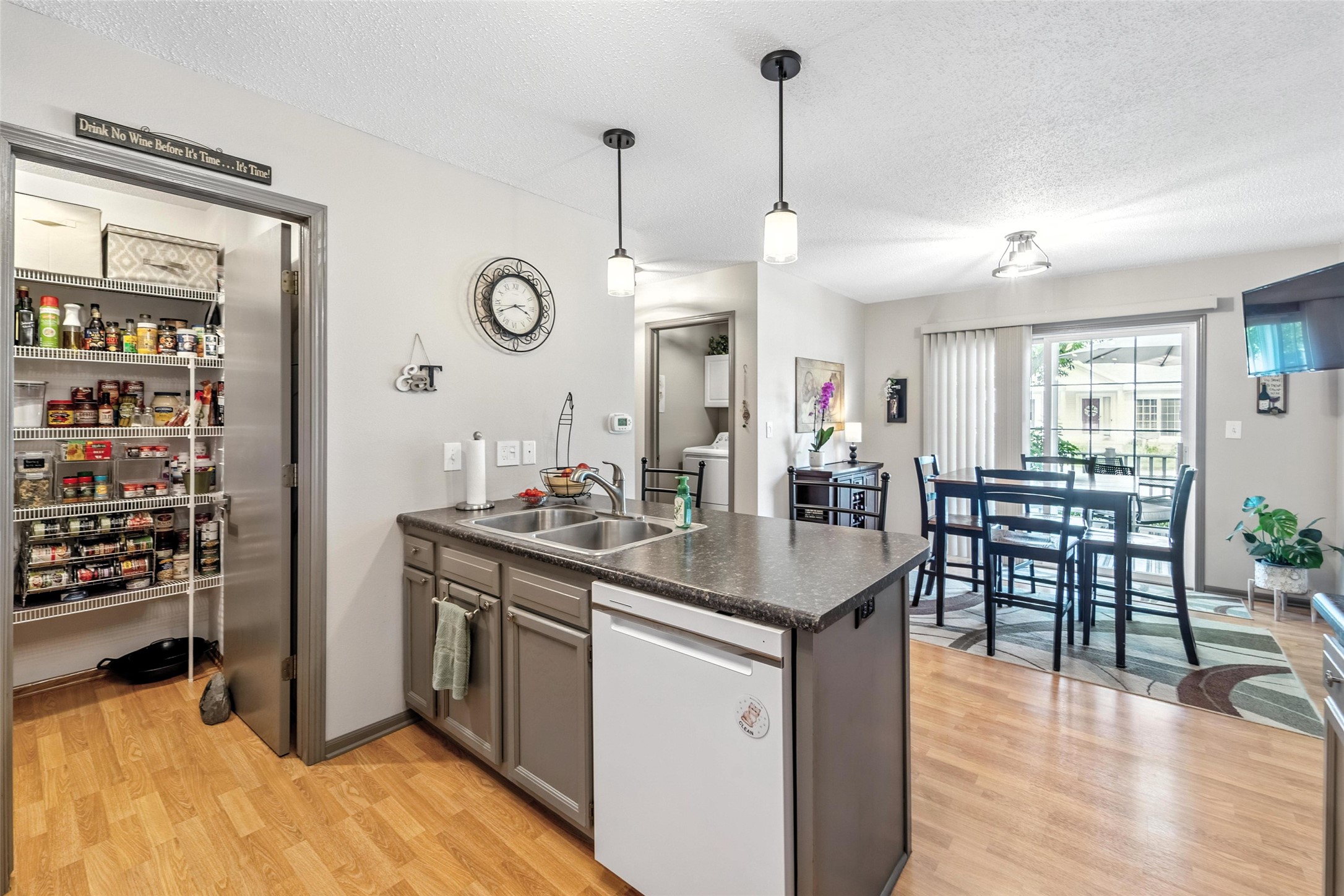 555 SE Laurel Street 24