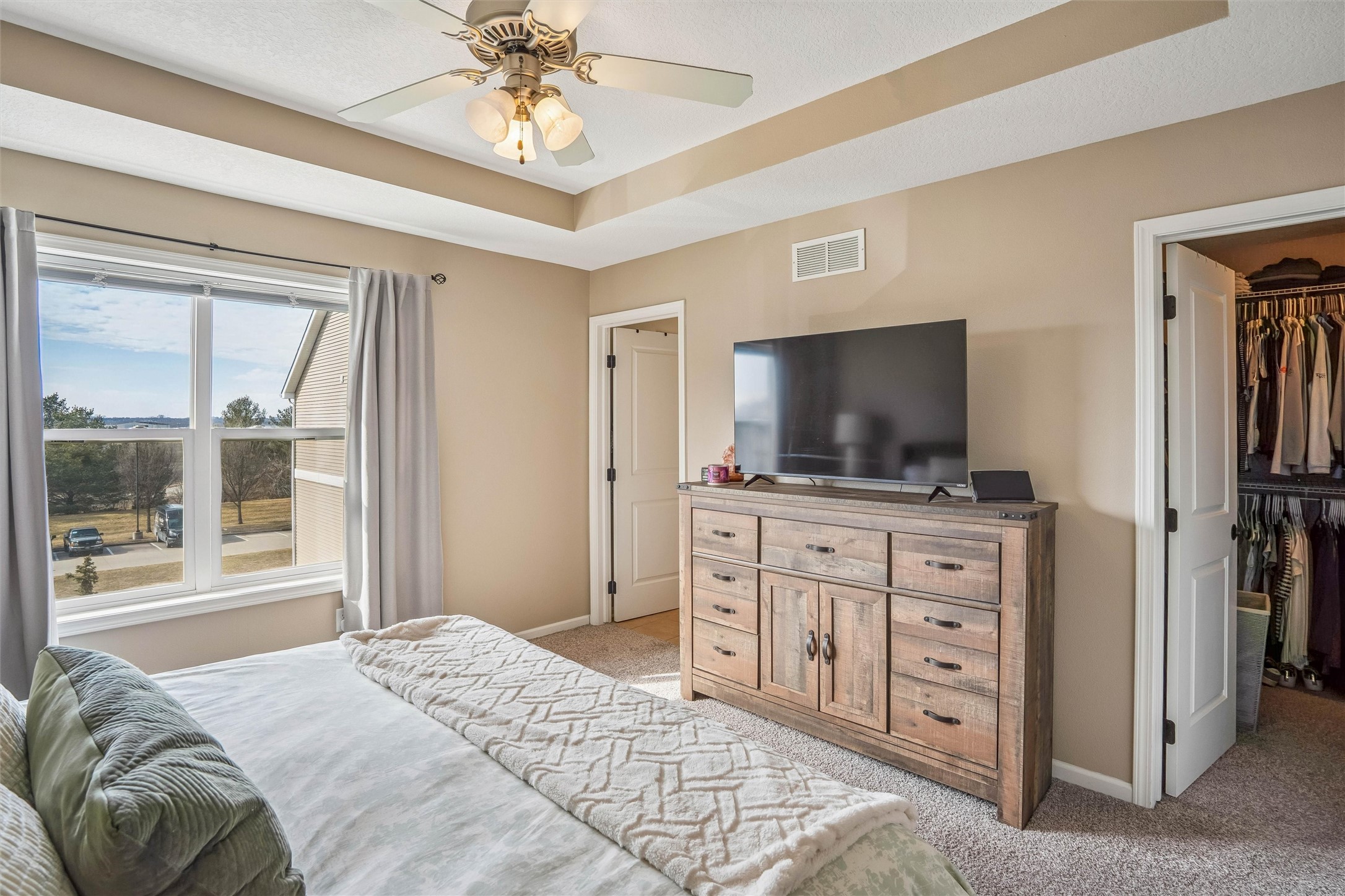 6883 Jack London Drive