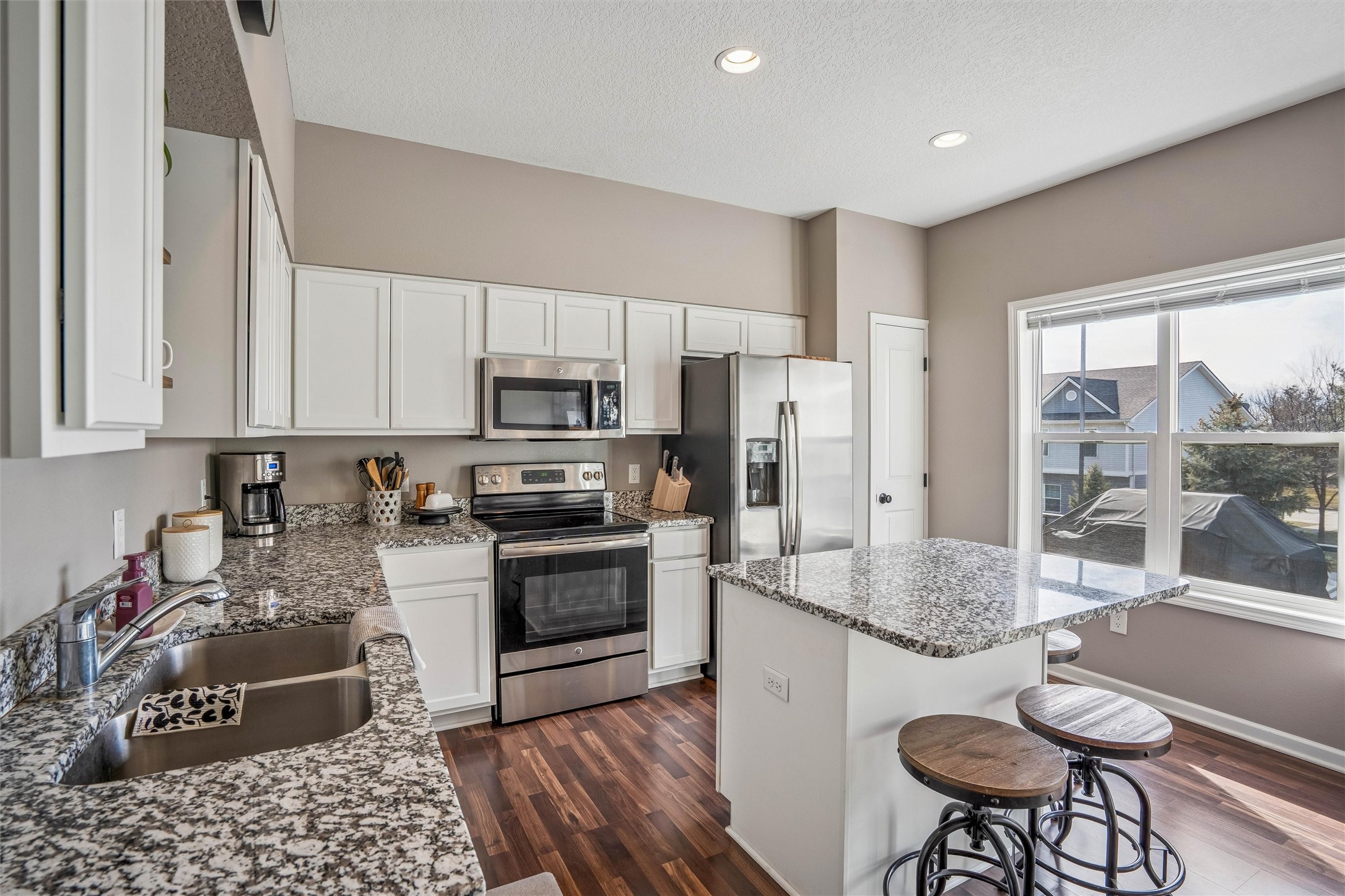 6883 Jack London Drive