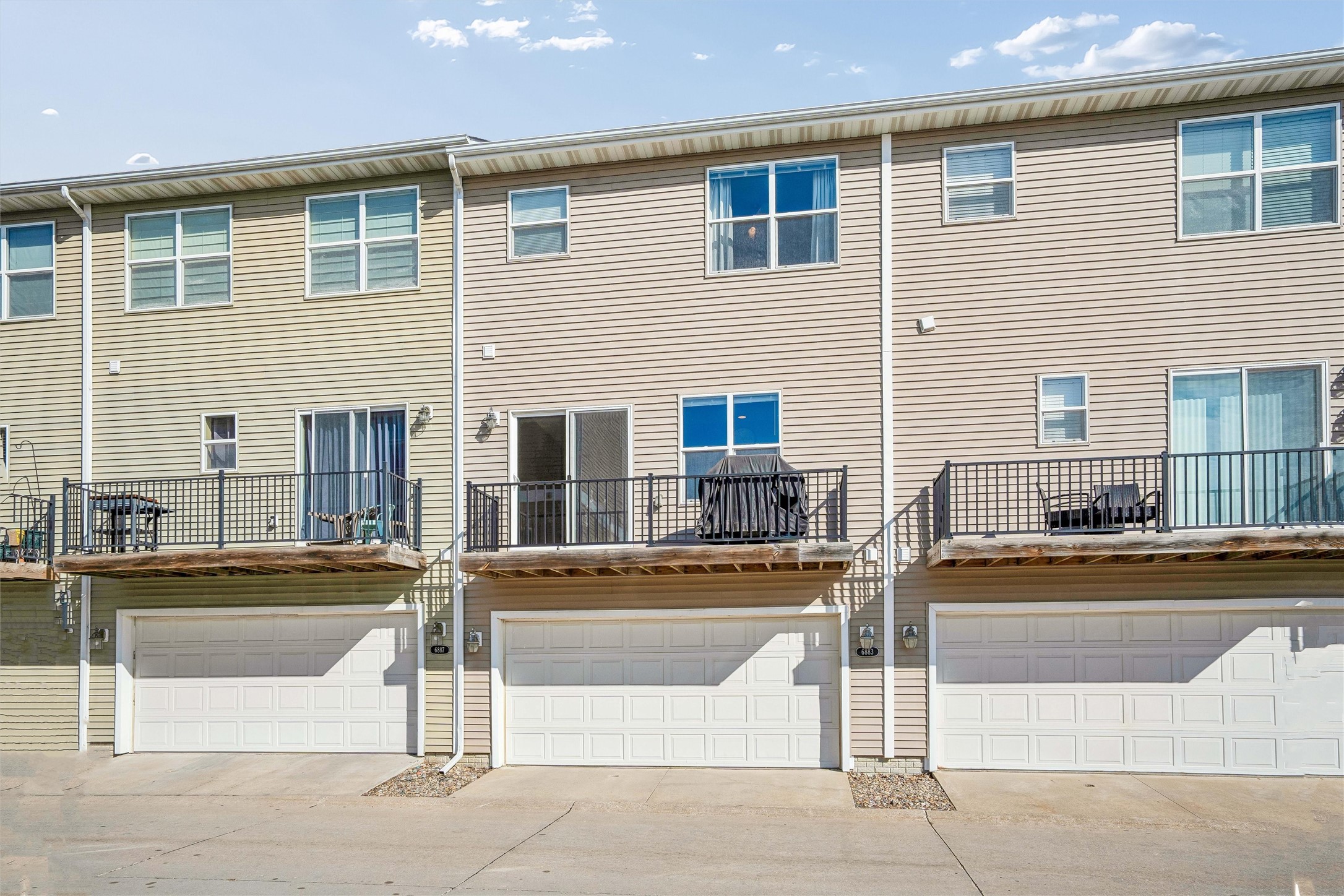 6883 Jack London Drive
