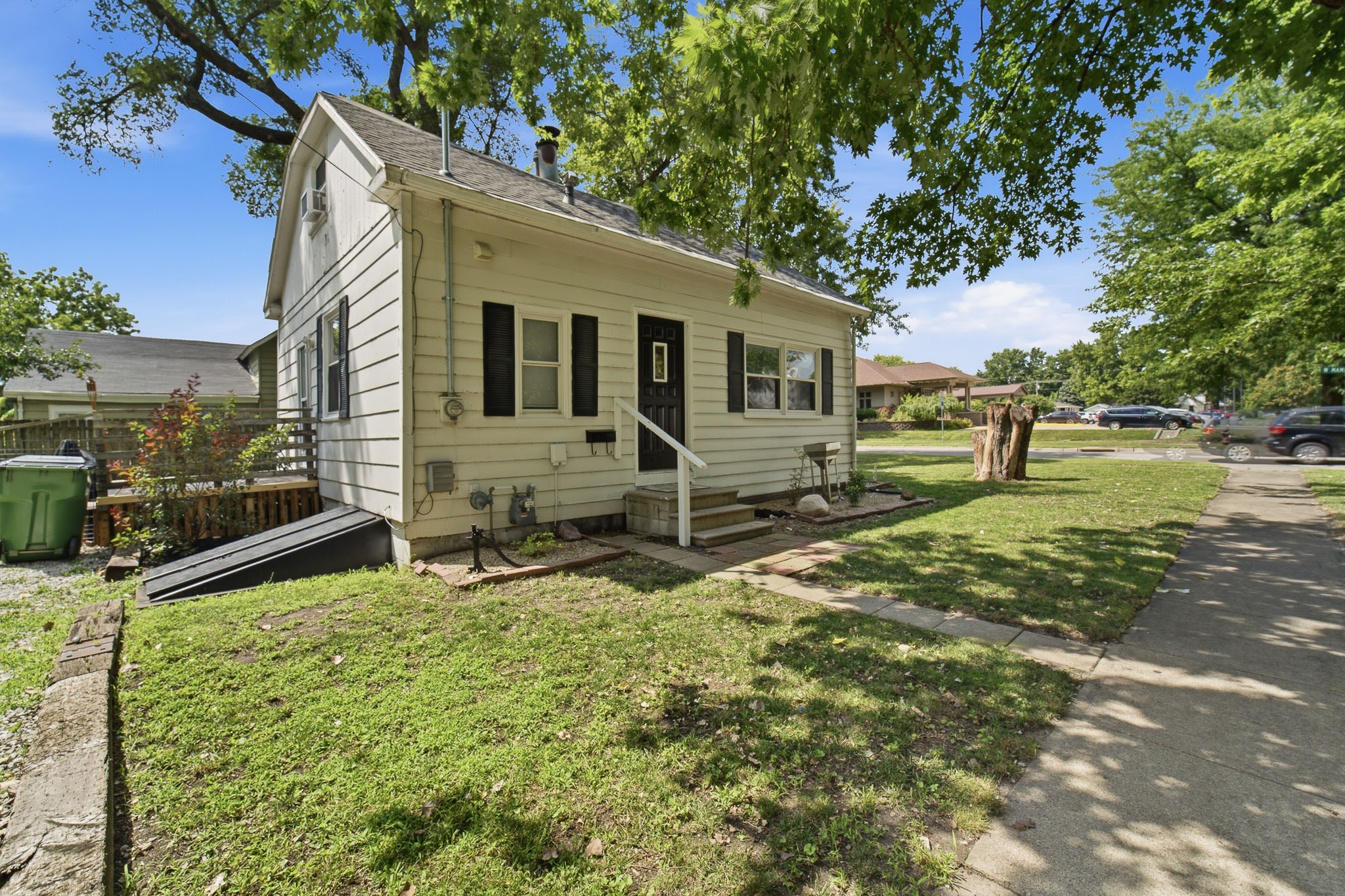 402 W Mamie Eisenhower Avenue