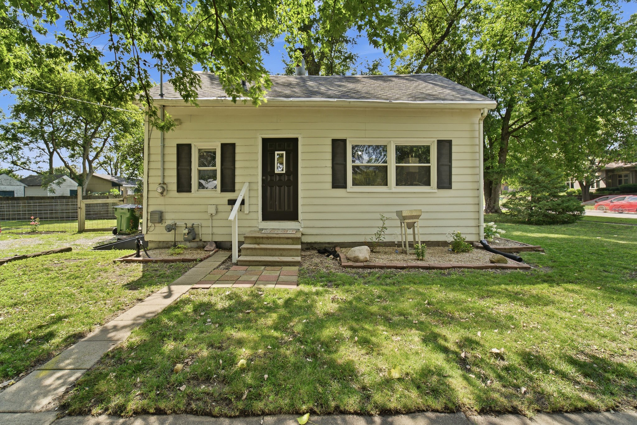 402 W Mamie Eisenhower Avenue
