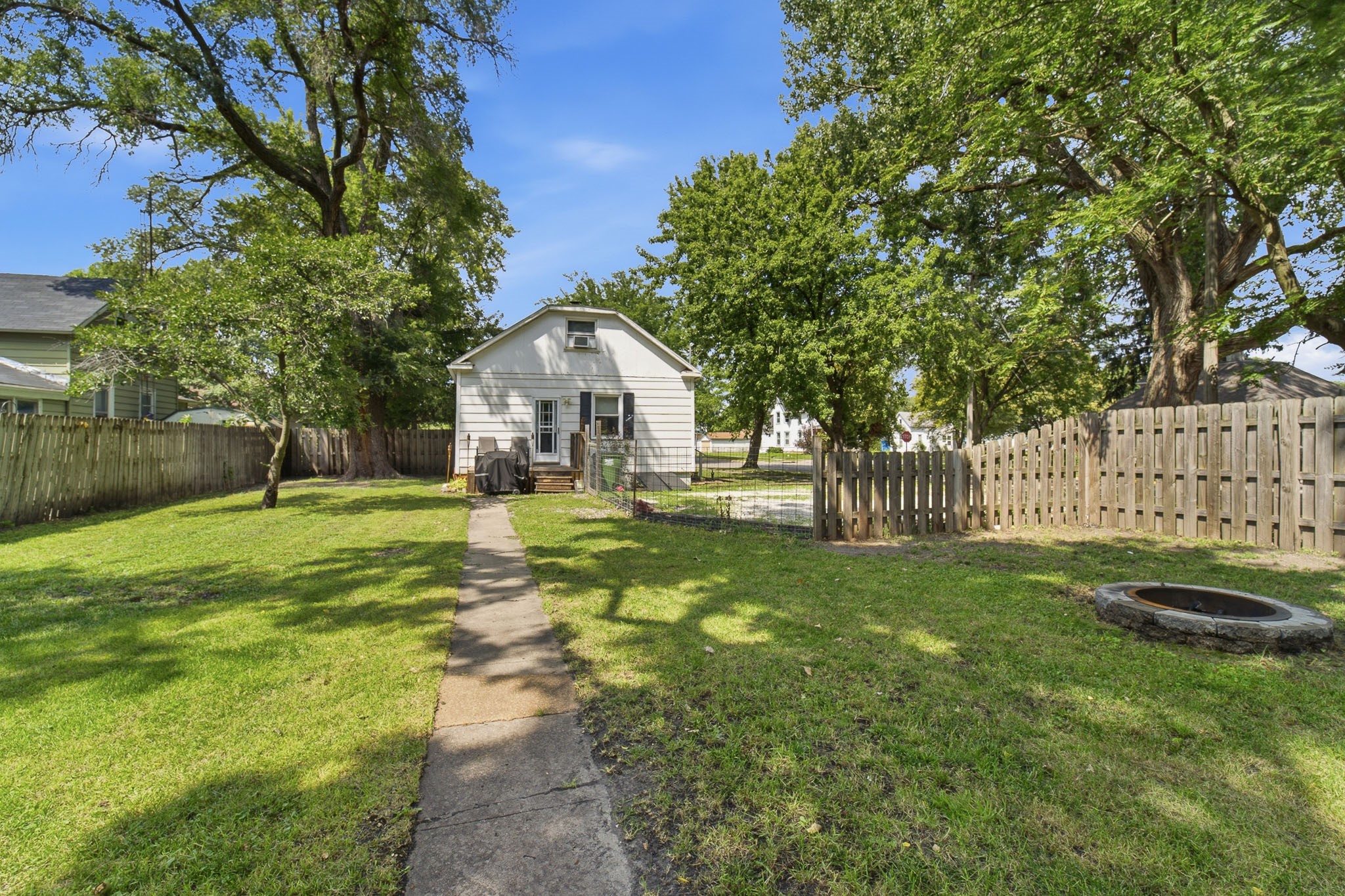 402 W Mamie Eisenhower Avenue