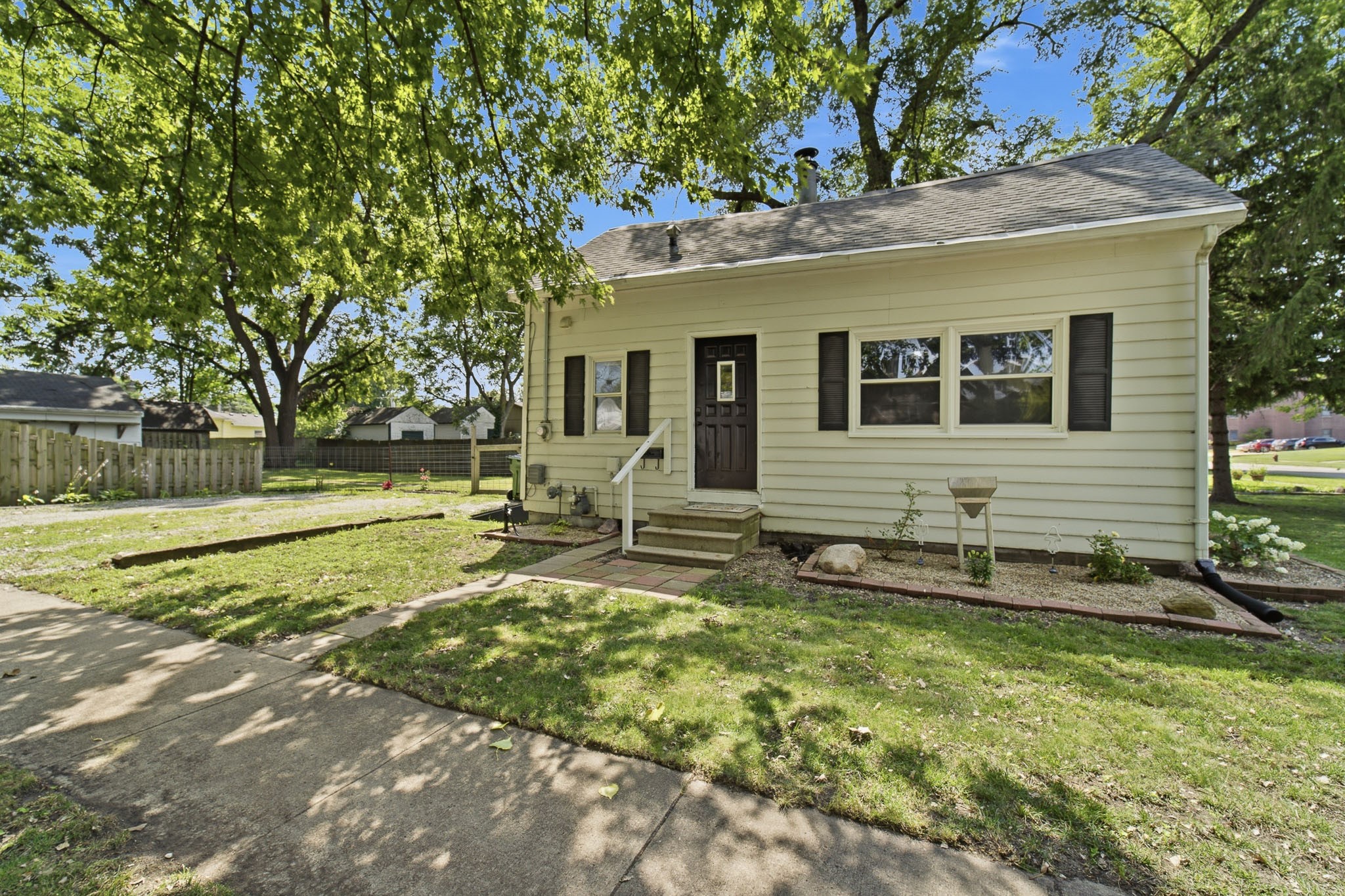 402 W Mamie Eisenhower Avenue