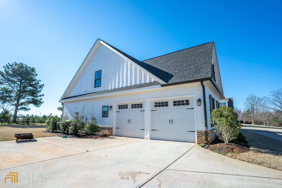 1100 W Magnolia Loop