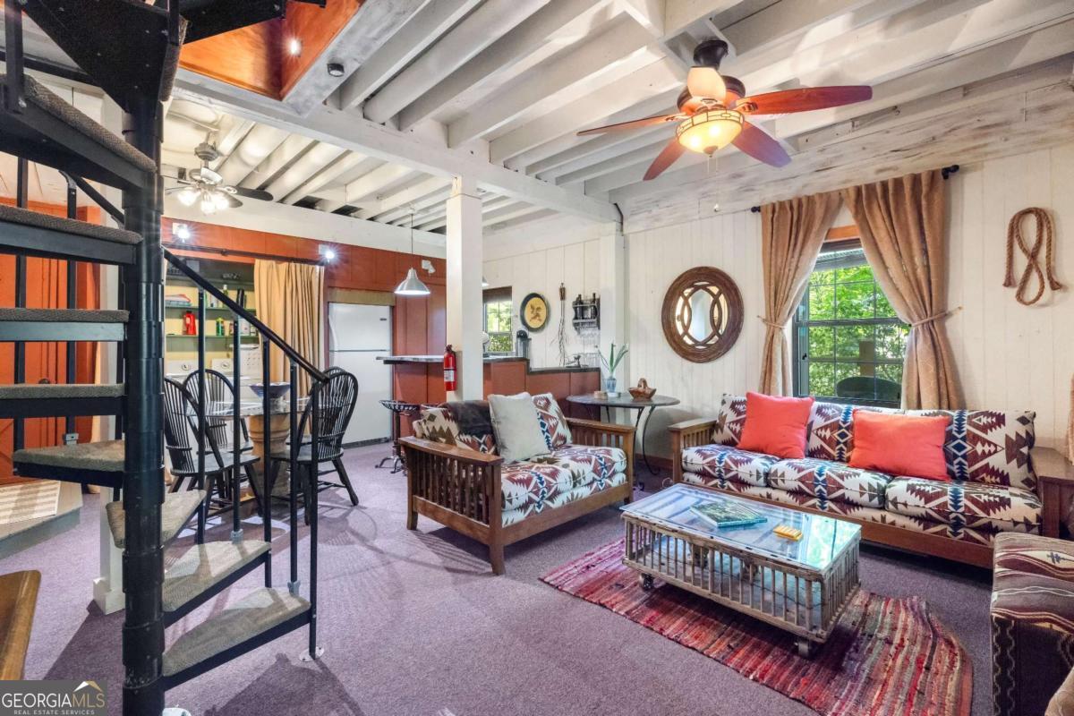 90 Holloway Circle