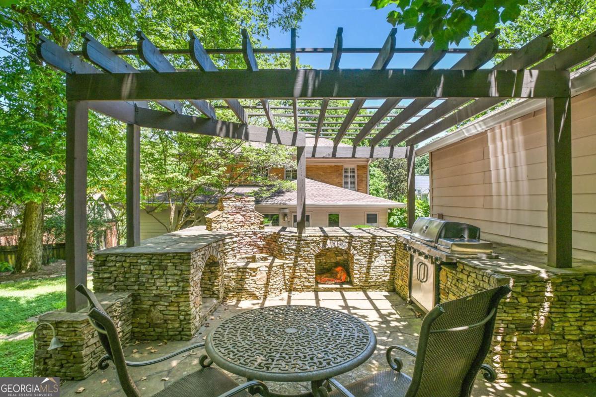 405 Brentwood Drive NE