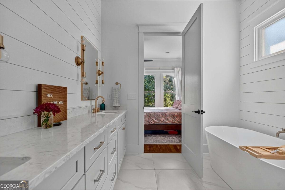 1054 White Oak Avenue SW