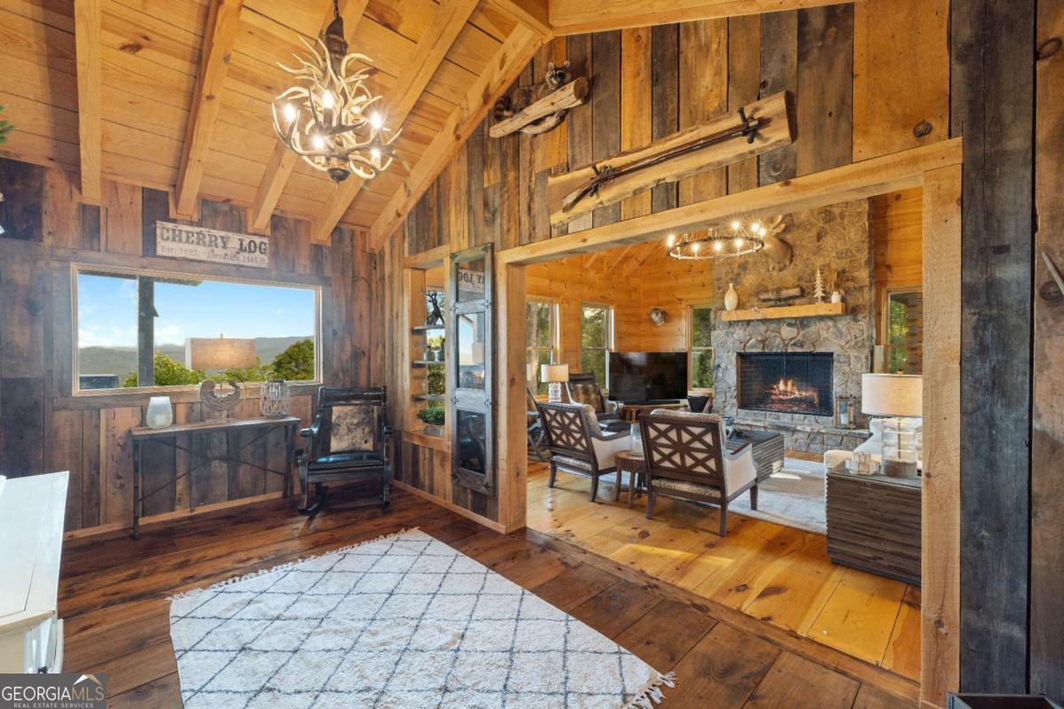 851 N Moreland Drive N