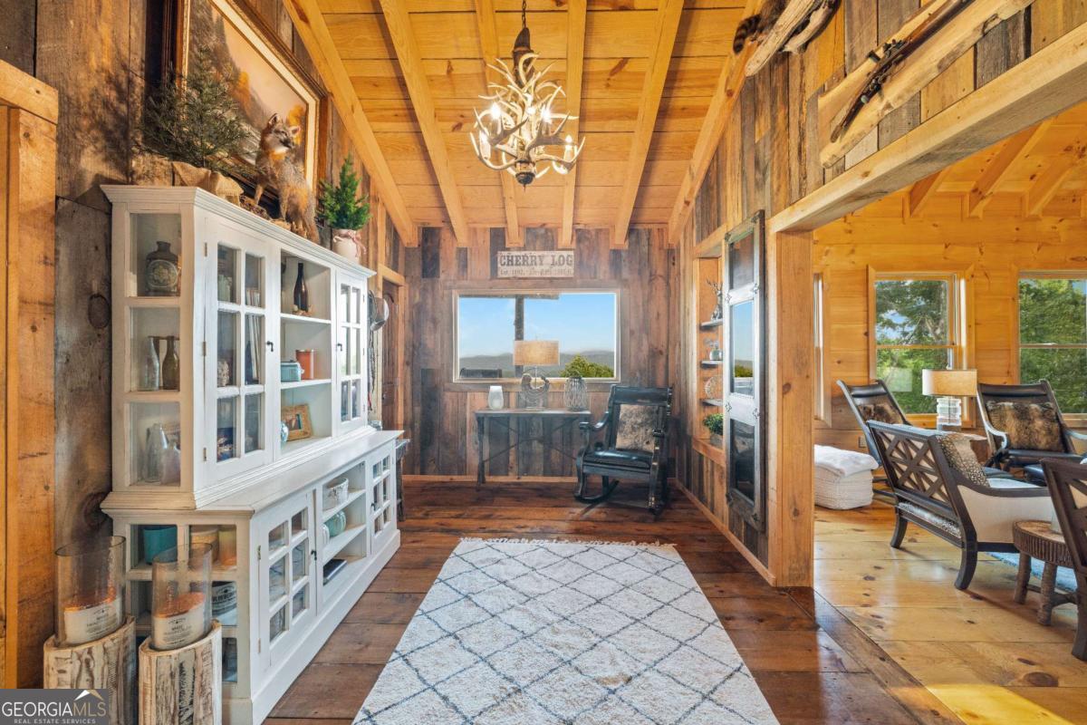 851 N Moreland Drive N