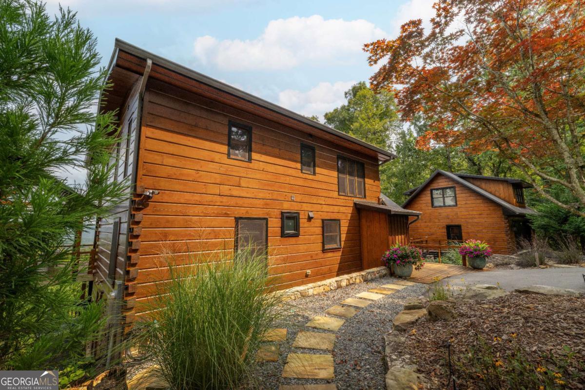 851 N Moreland Drive N