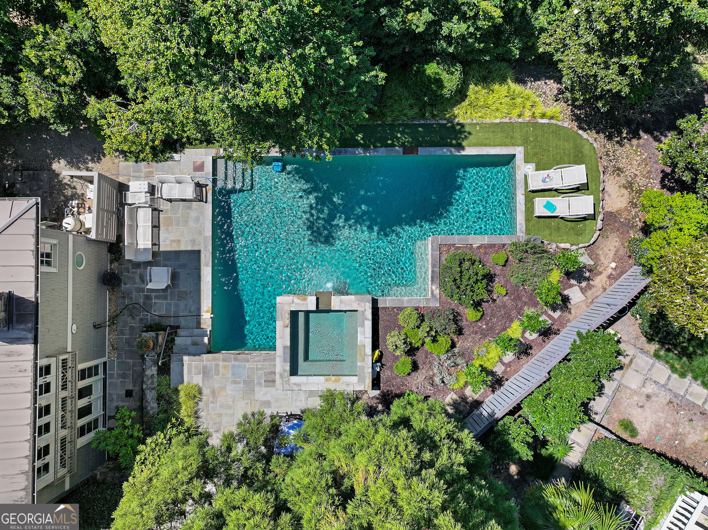 400 Pine Tree Drive NE