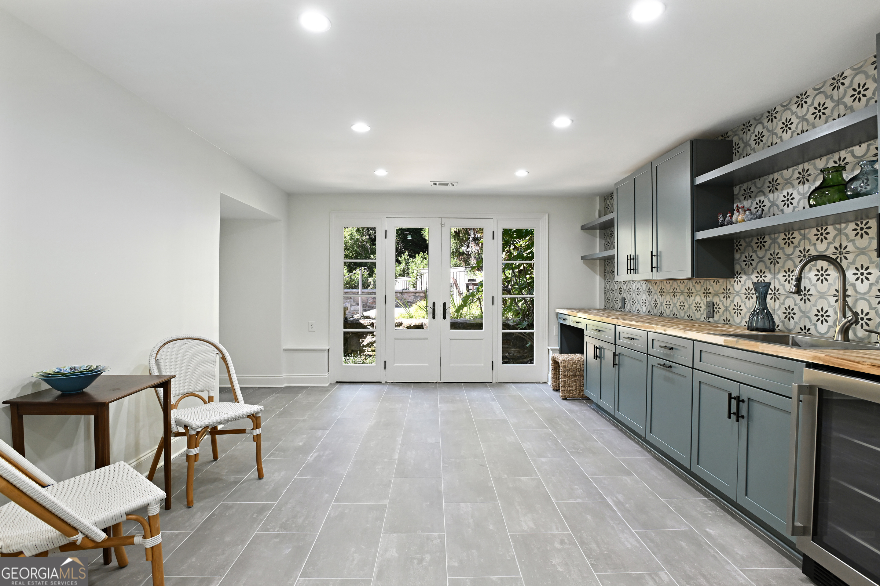 400 Pine Tree Drive NE