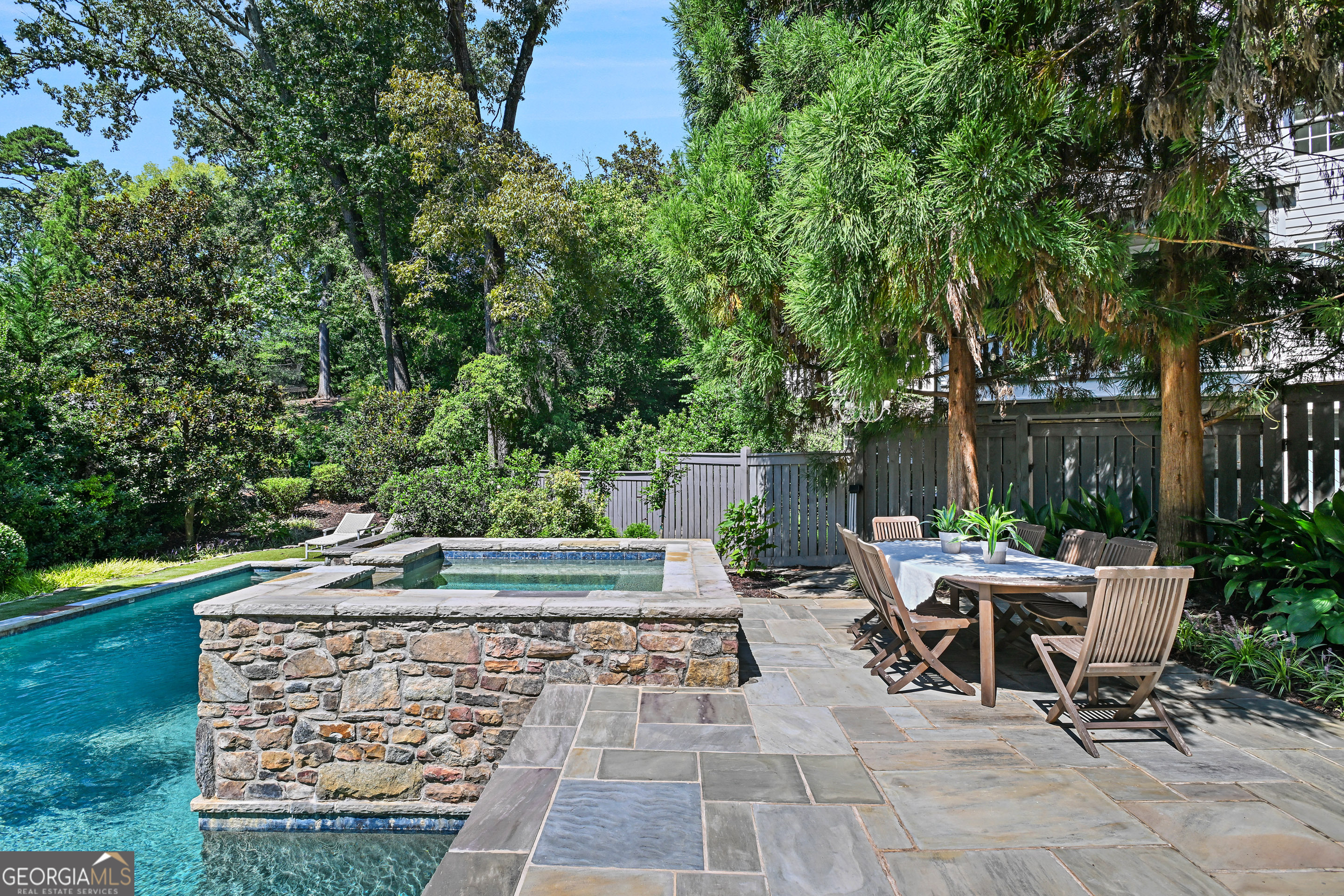 400 Pine Tree Drive NE