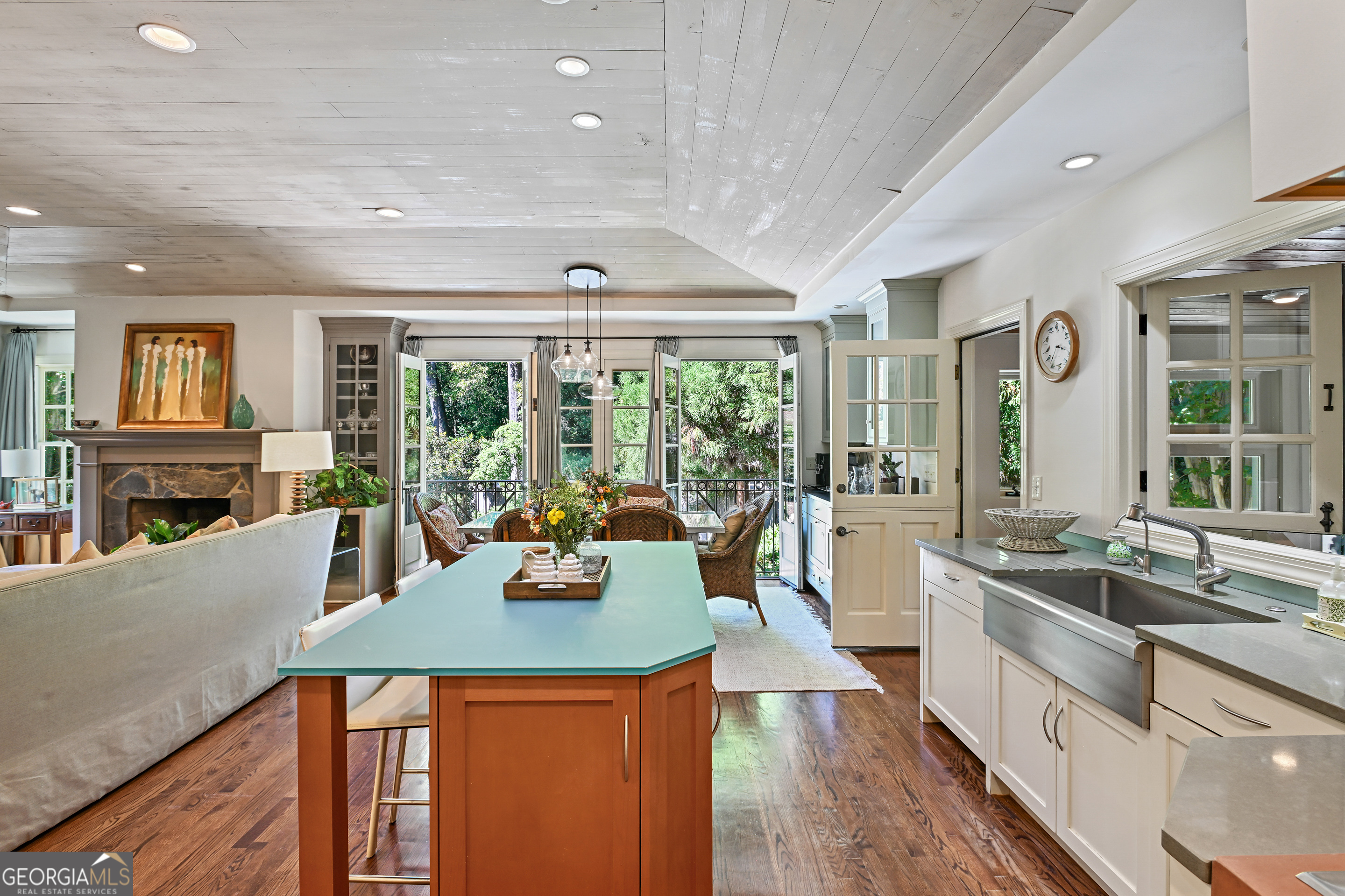 400 Pine Tree Drive NE