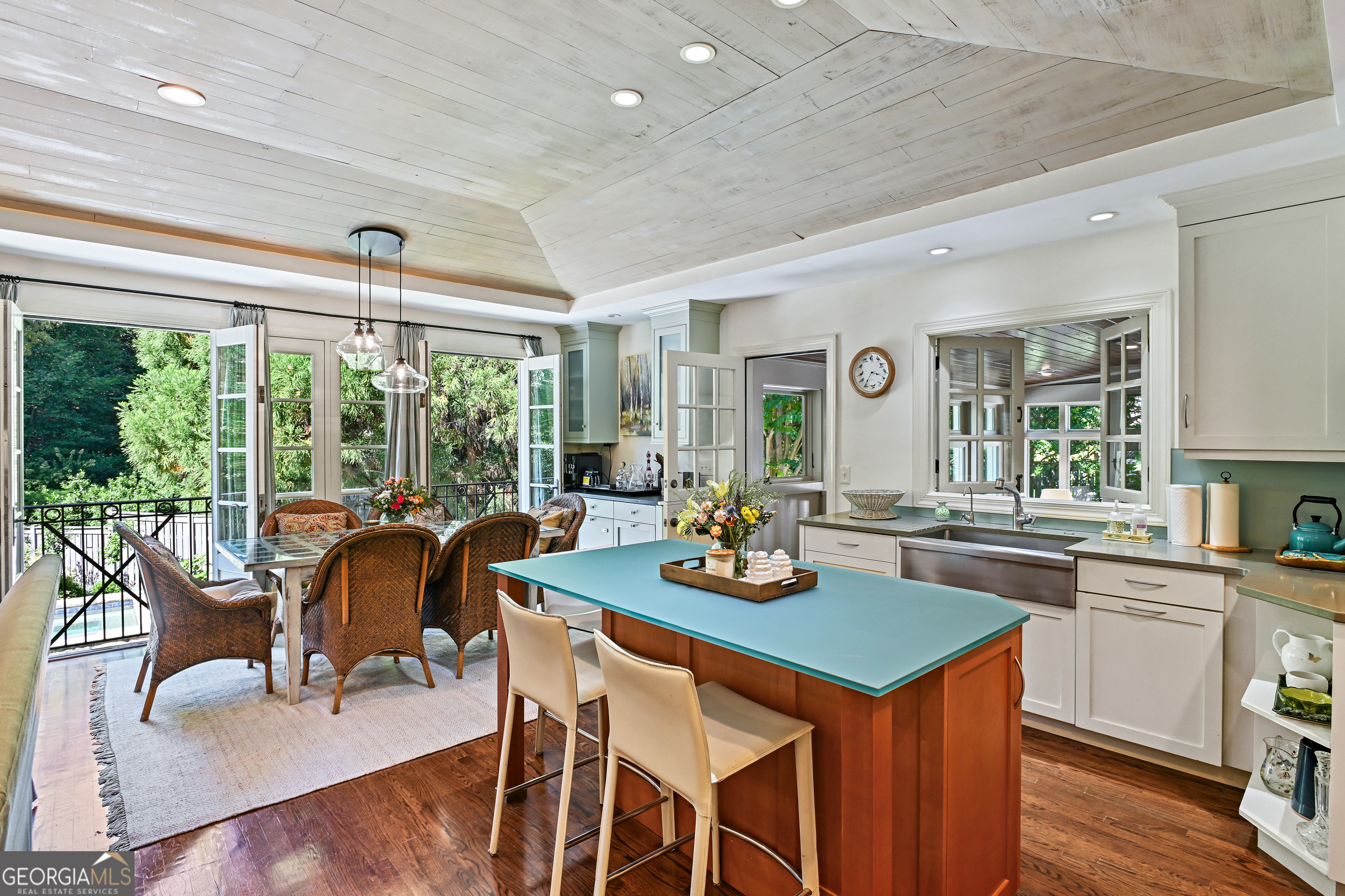 400 Pine Tree Drive NE