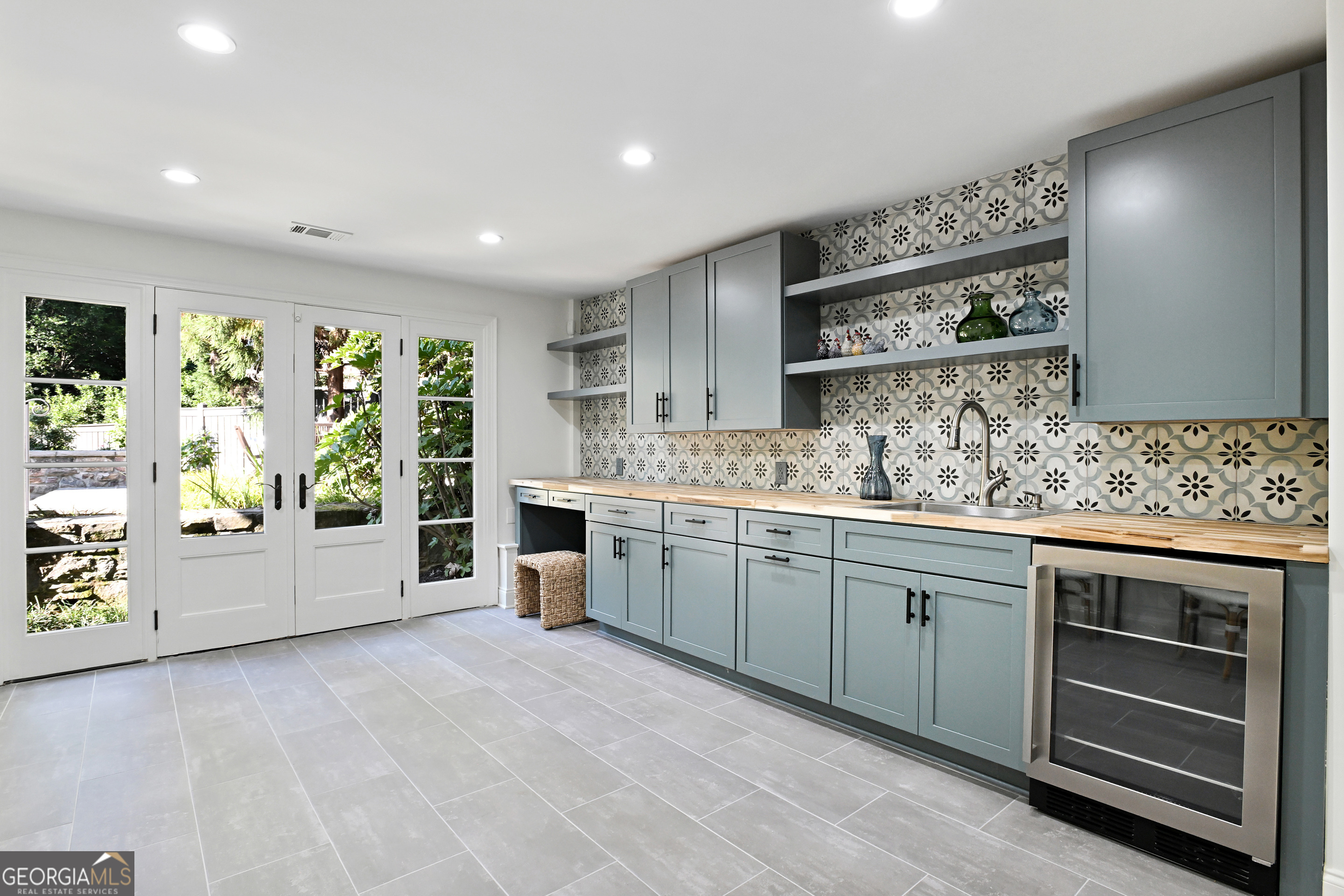 400 Pine Tree Drive NE