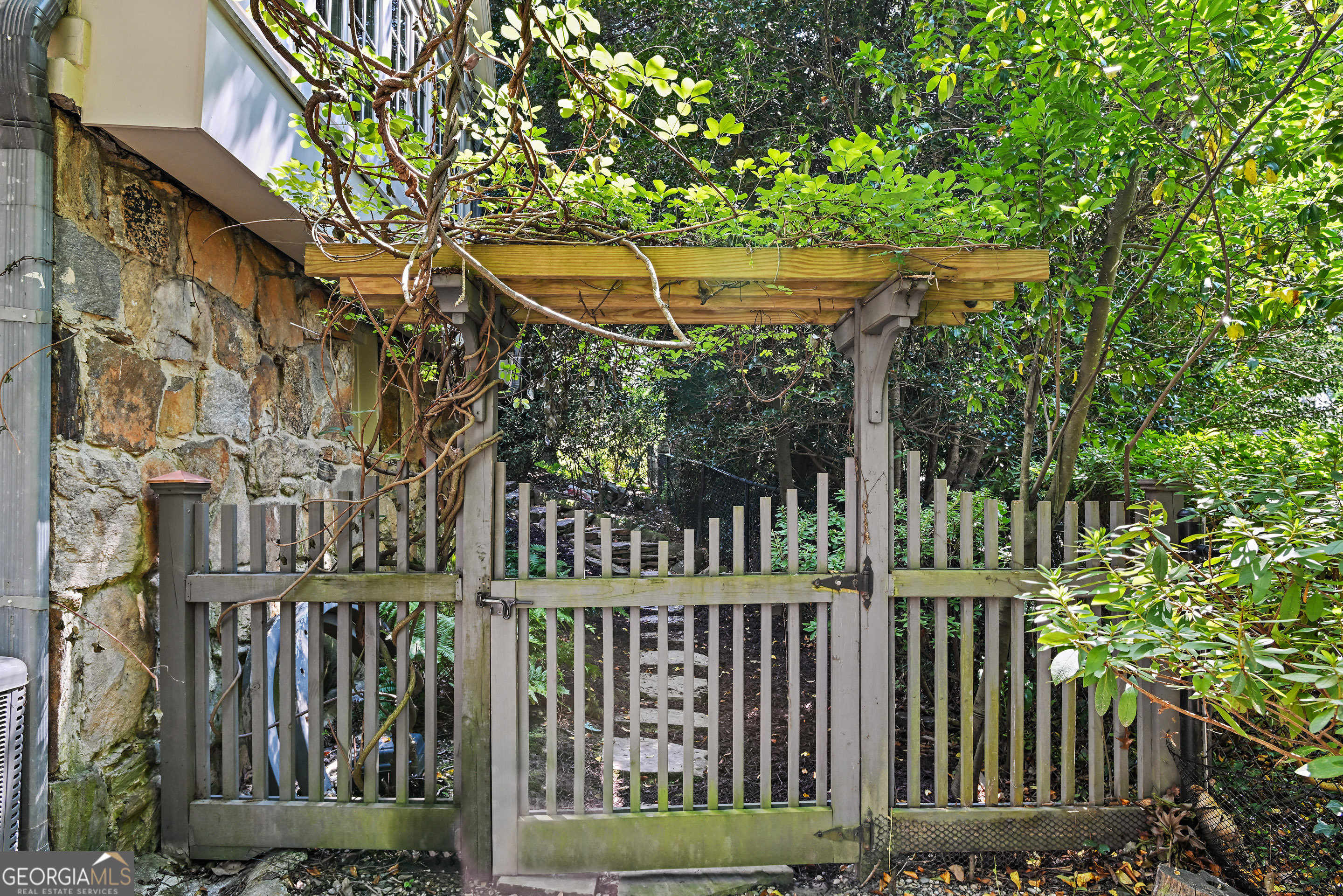 400 Pine Tree Drive NE