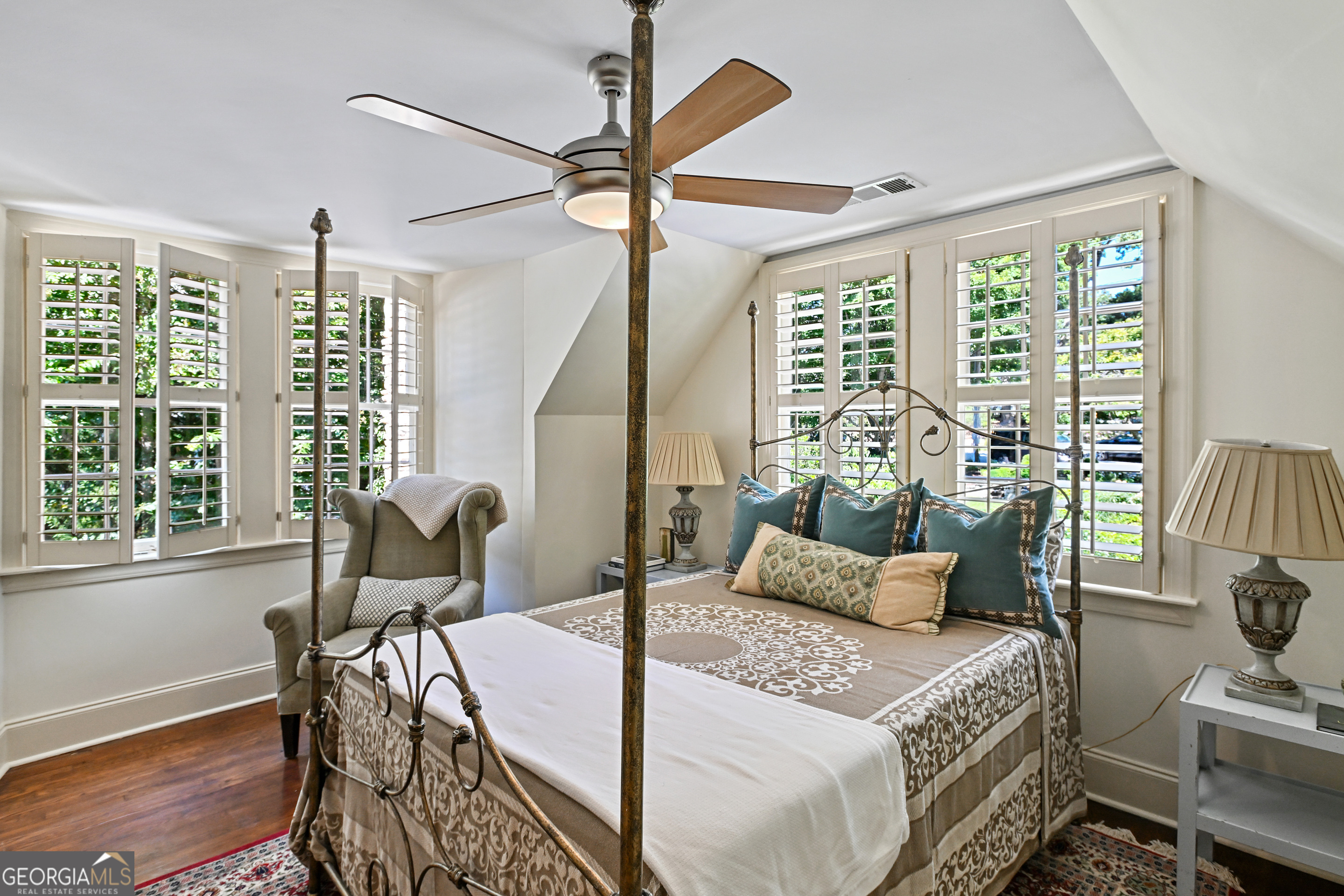 400 Pine Tree Drive NE