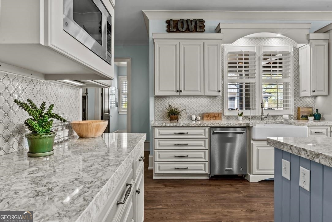 1611 Lighthouse Circle