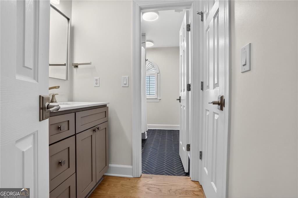 2718 Vinings Oak Drive SE