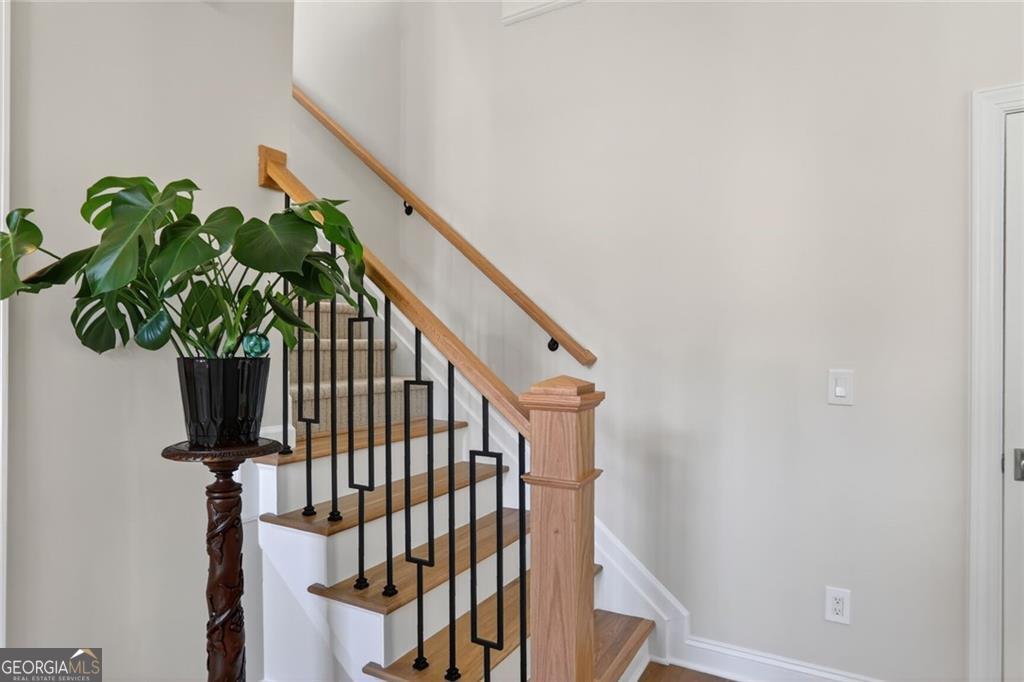 2718 Vinings Oak Drive SE