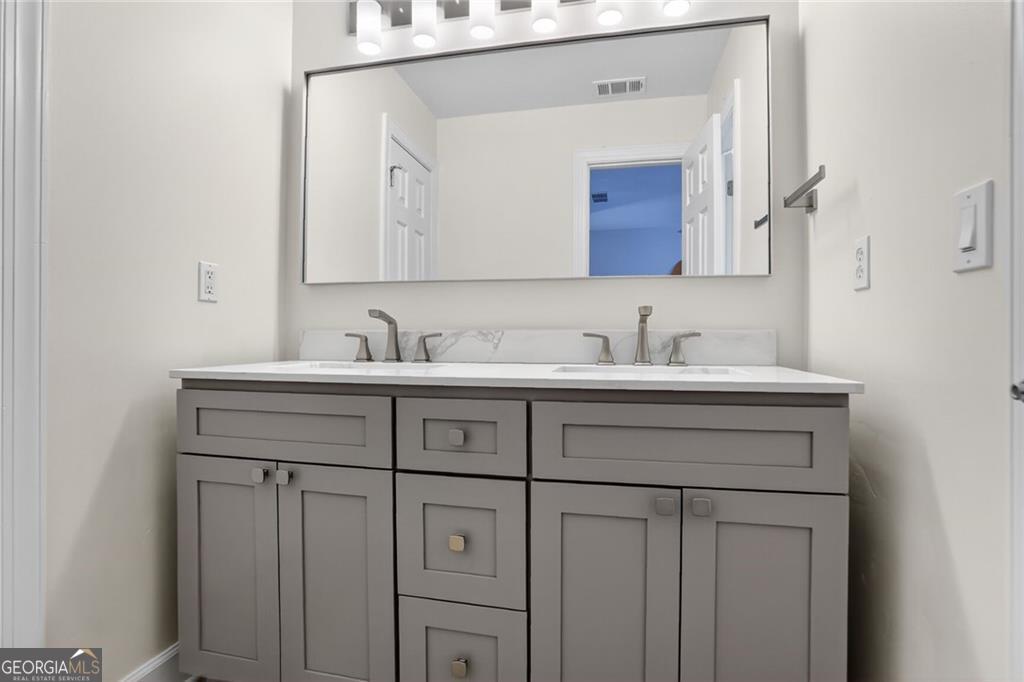 2718 Vinings Oak Drive SE