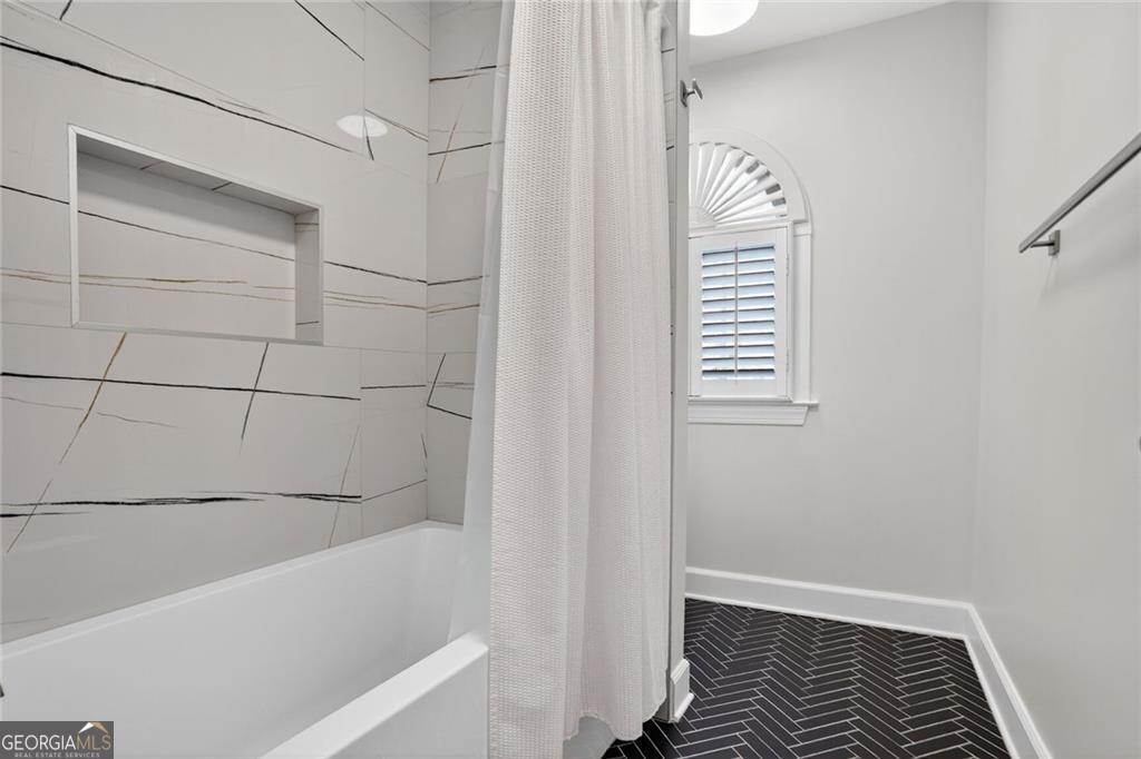 2718 Vinings Oak Drive SE