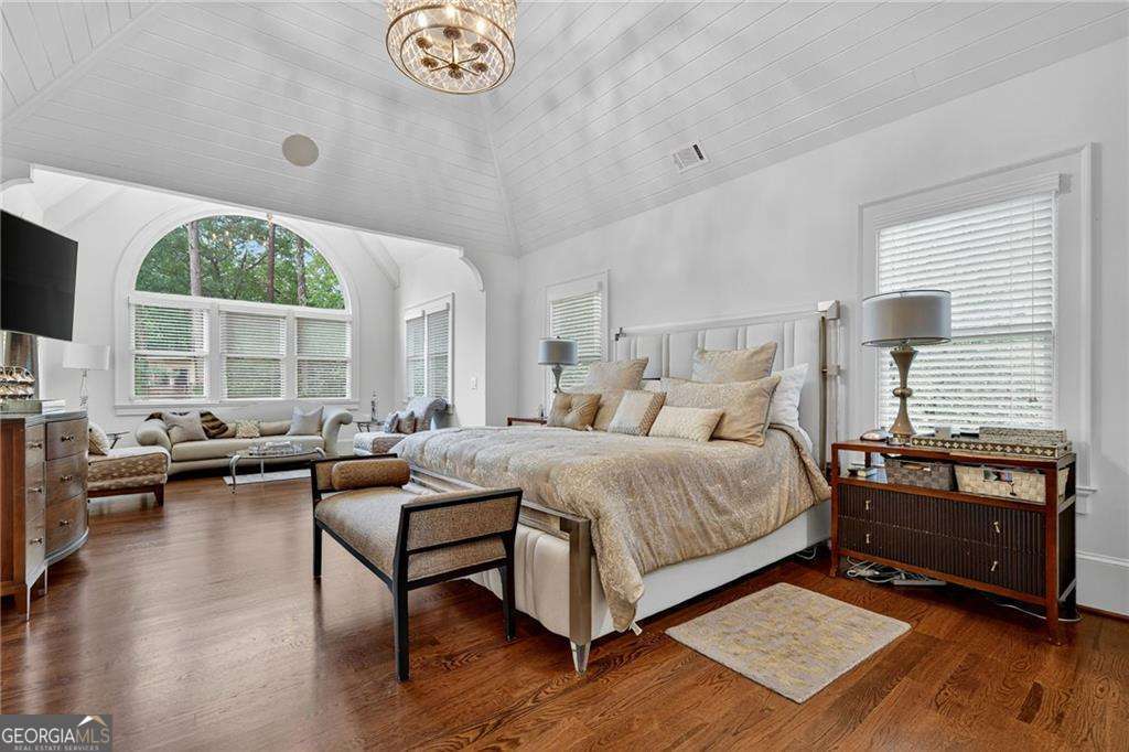 976 Ferncliff Road NE