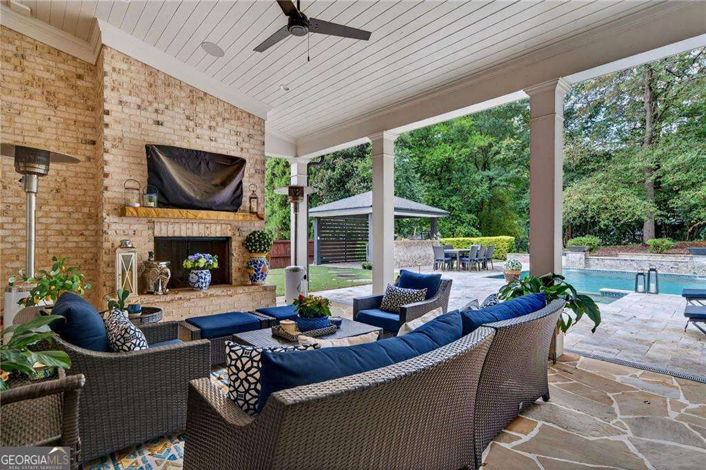 976 Ferncliff Road NE