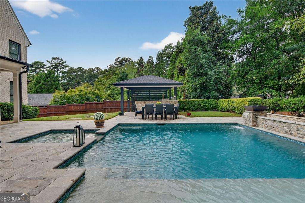 976 Ferncliff Road NE