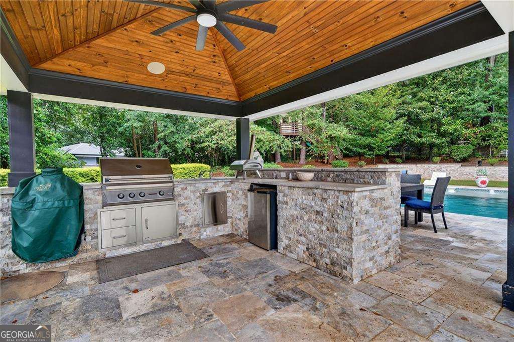 976 Ferncliff Road NE