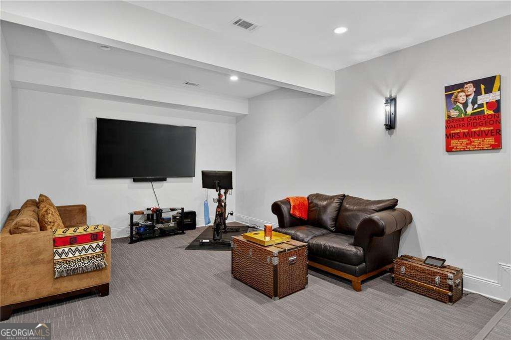 976 Ferncliff Road NE