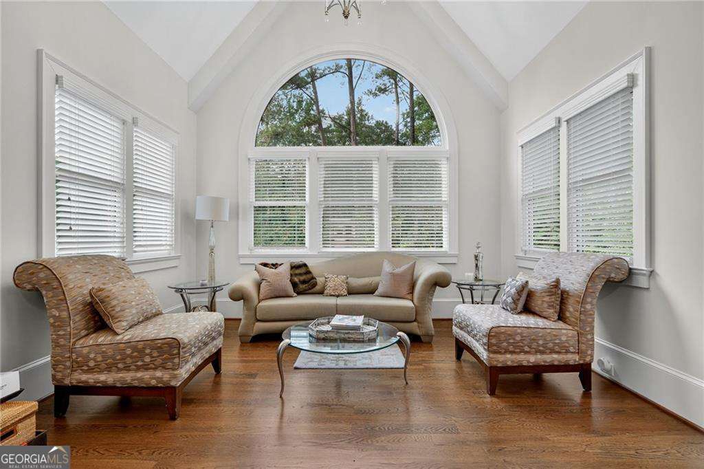 976 Ferncliff Road NE