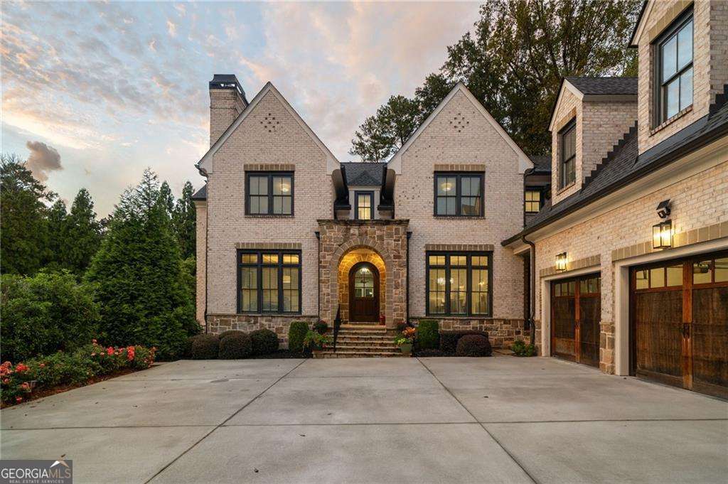 976 Ferncliff Road NE