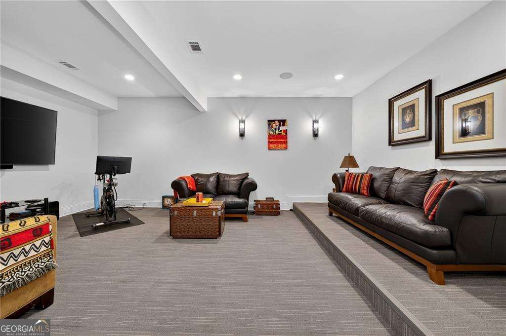 976 Ferncliff Road NE