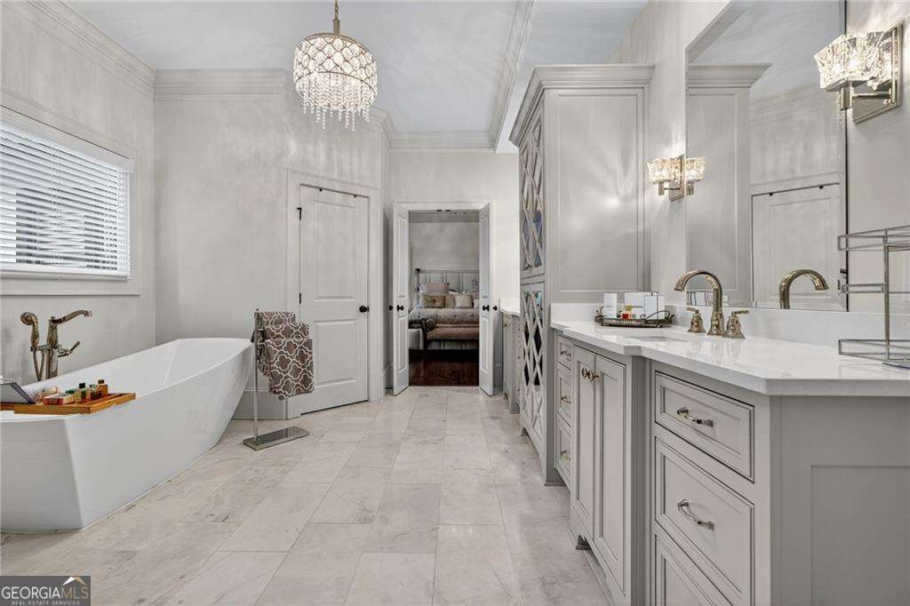 976 Ferncliff Road NE