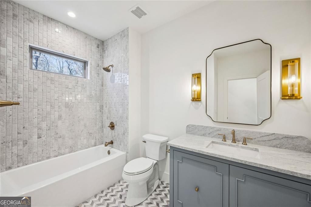 2854 N Thompson Road NE