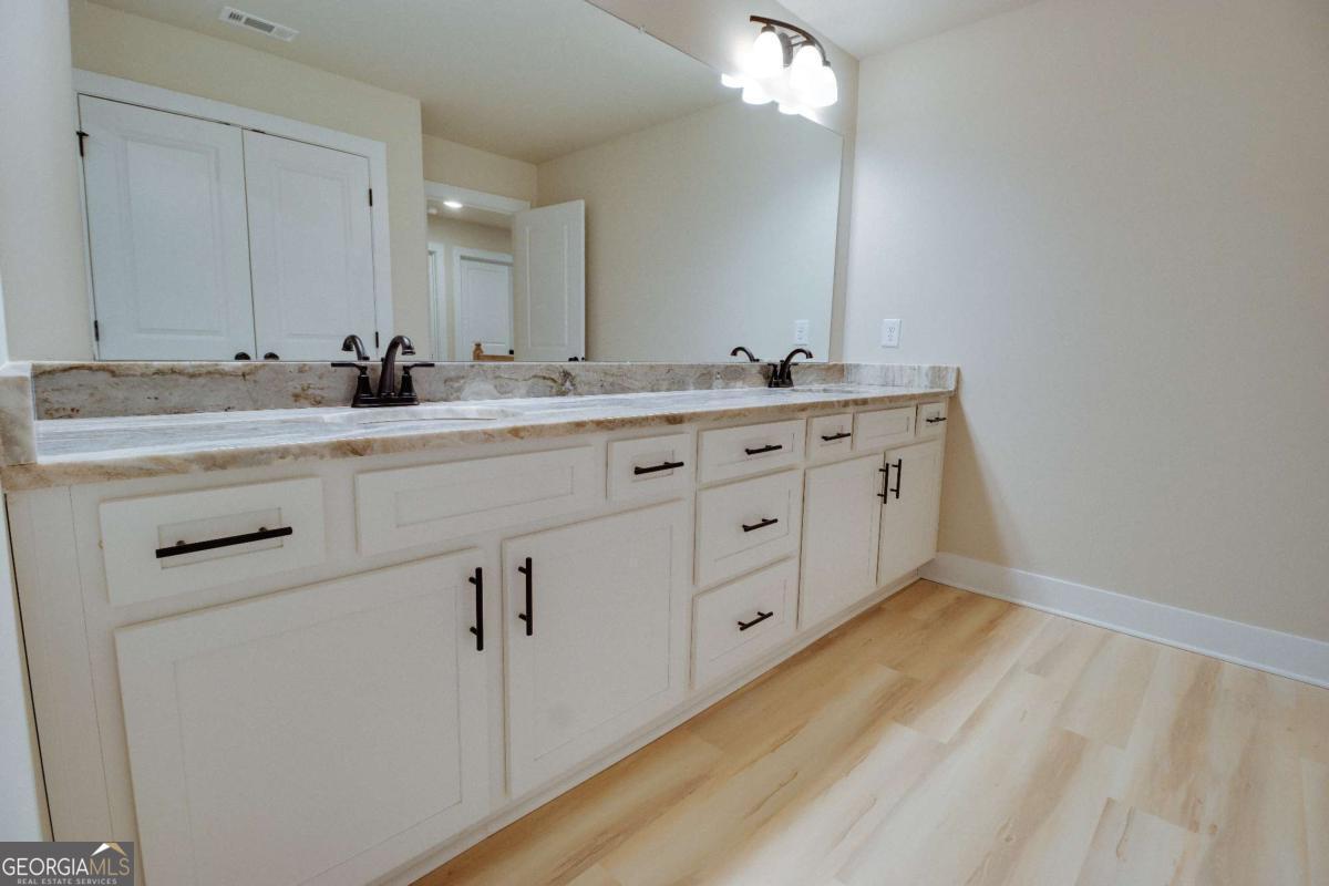 1021 Pointe S