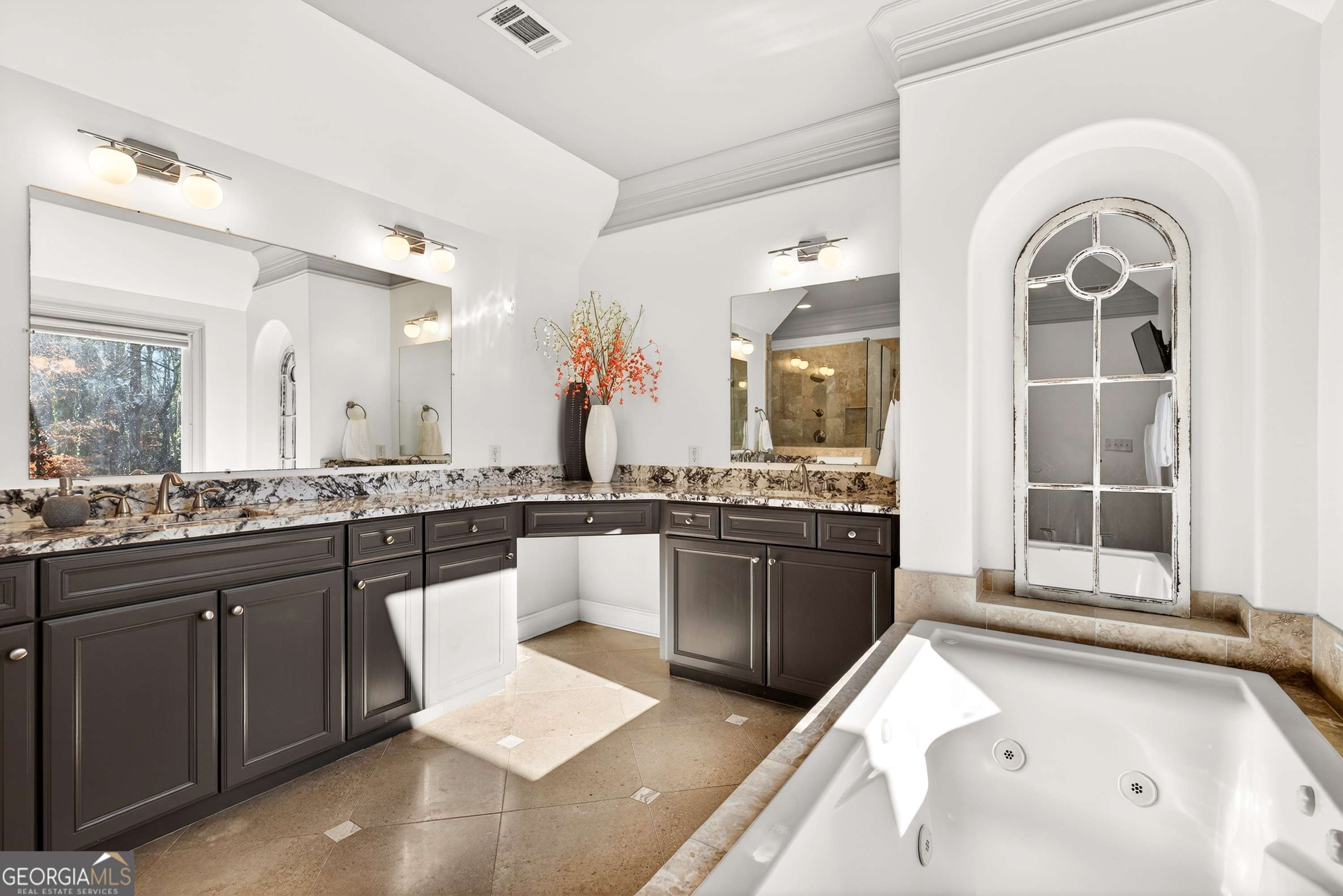 1986 Continental Drive NE