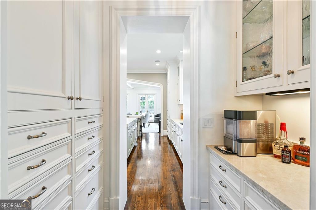 369 Pine Tree Drive NE