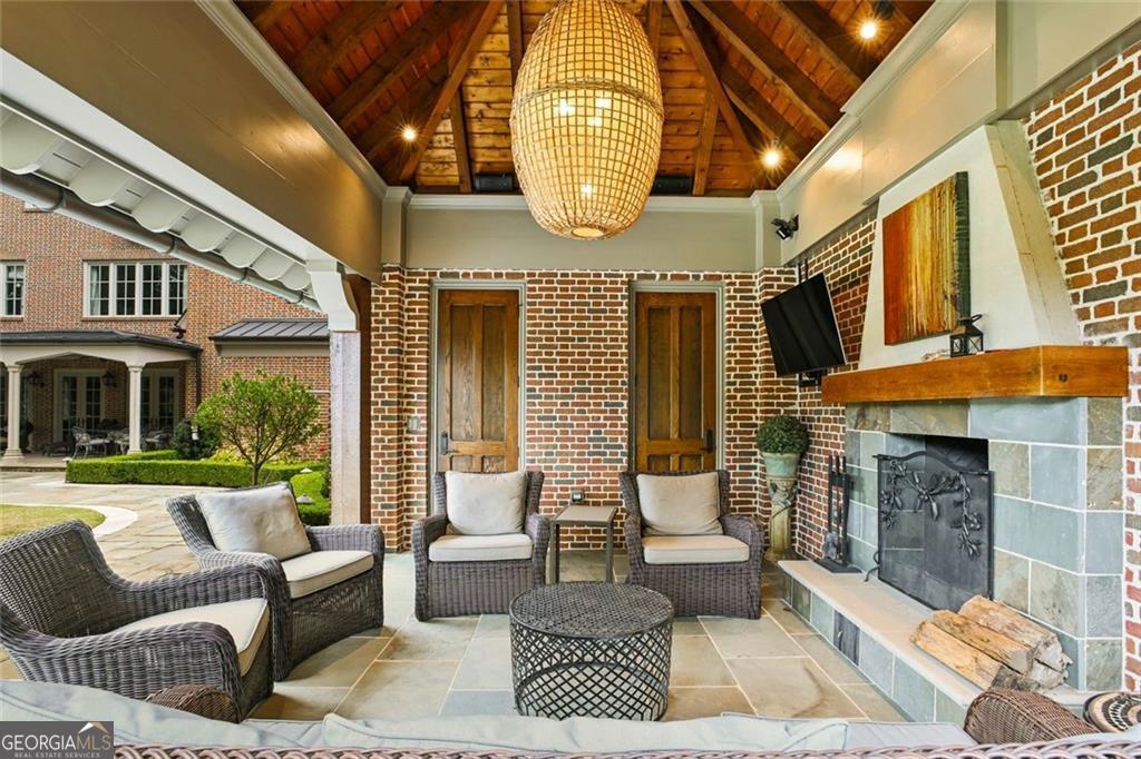 369 Pine Tree Drive NE