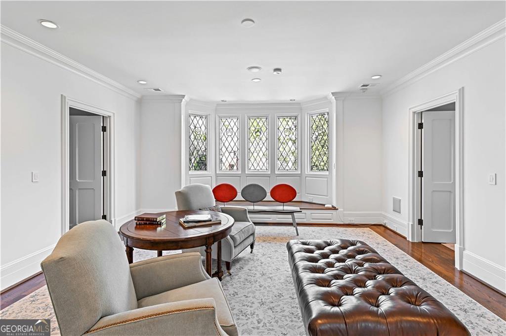 369 Pine Tree Drive NE